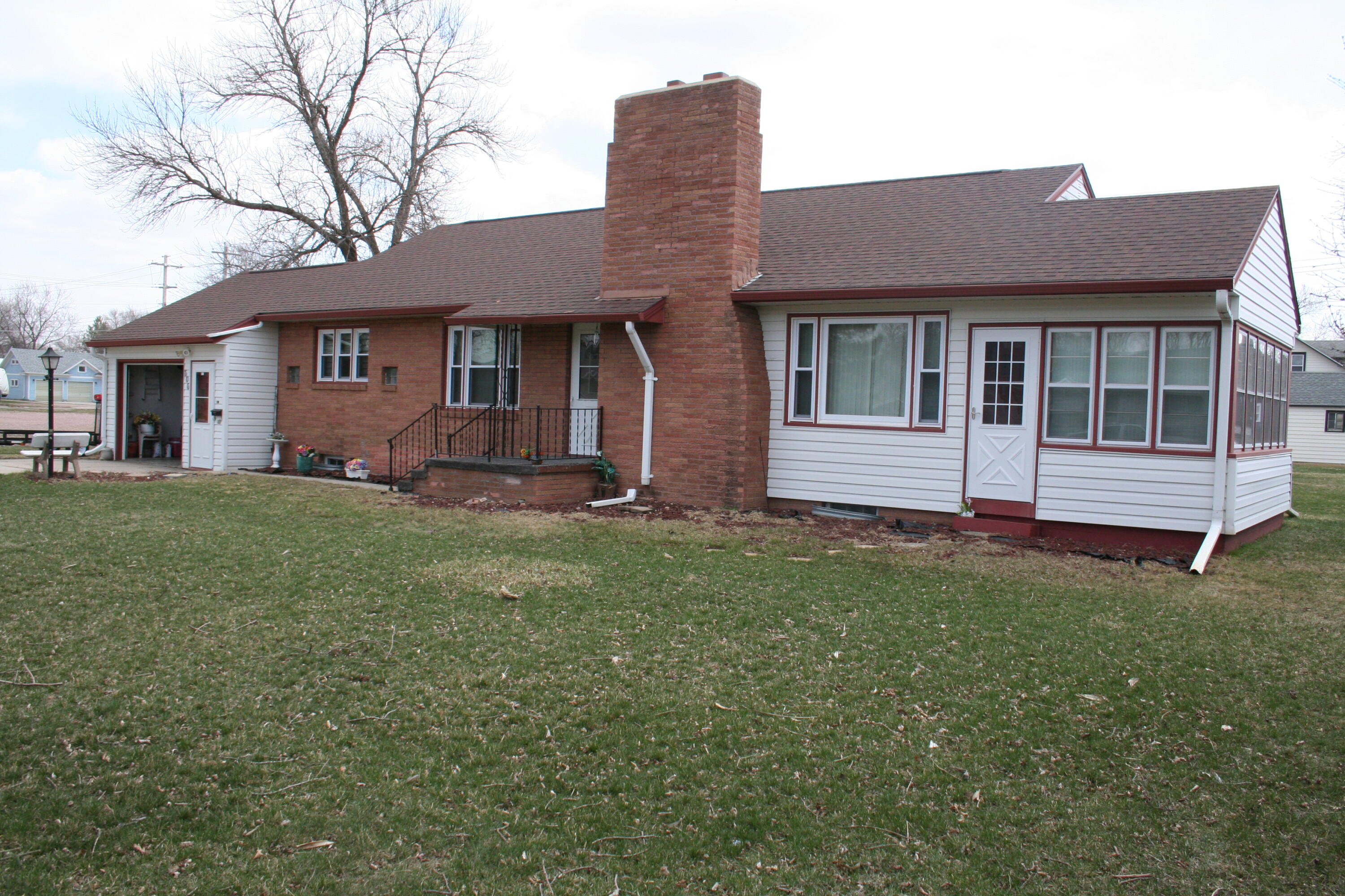 606 W Elm St