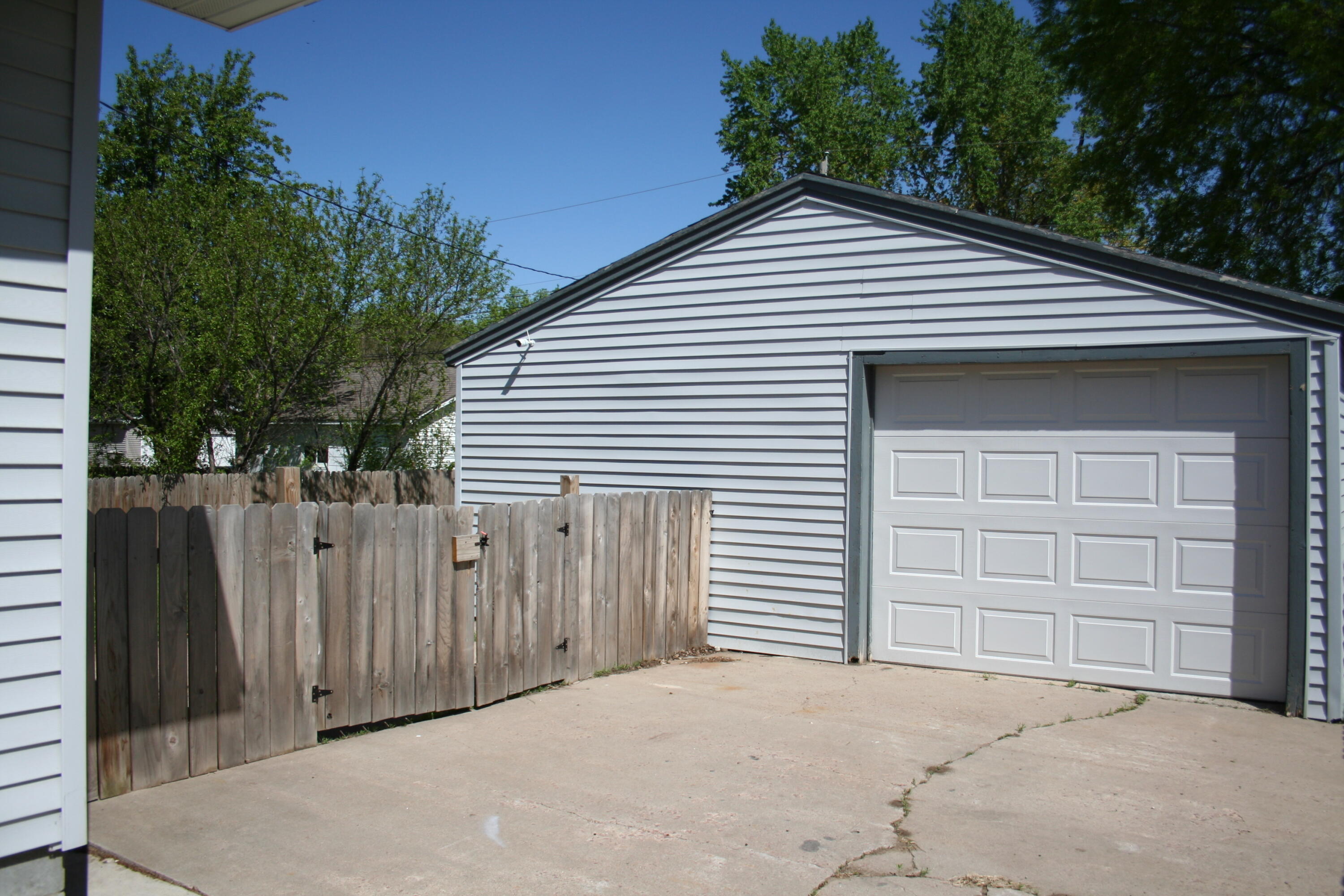 1106 E 2nd Ave