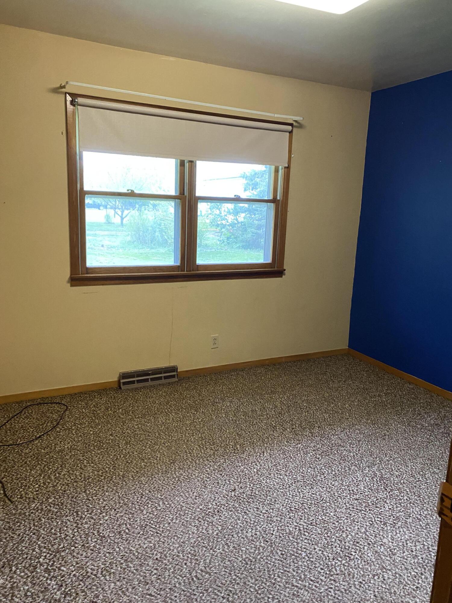 670 E 4th St