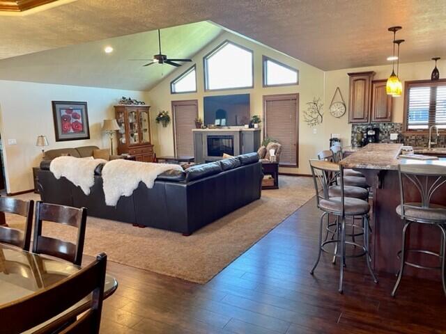 712 Doris Dr