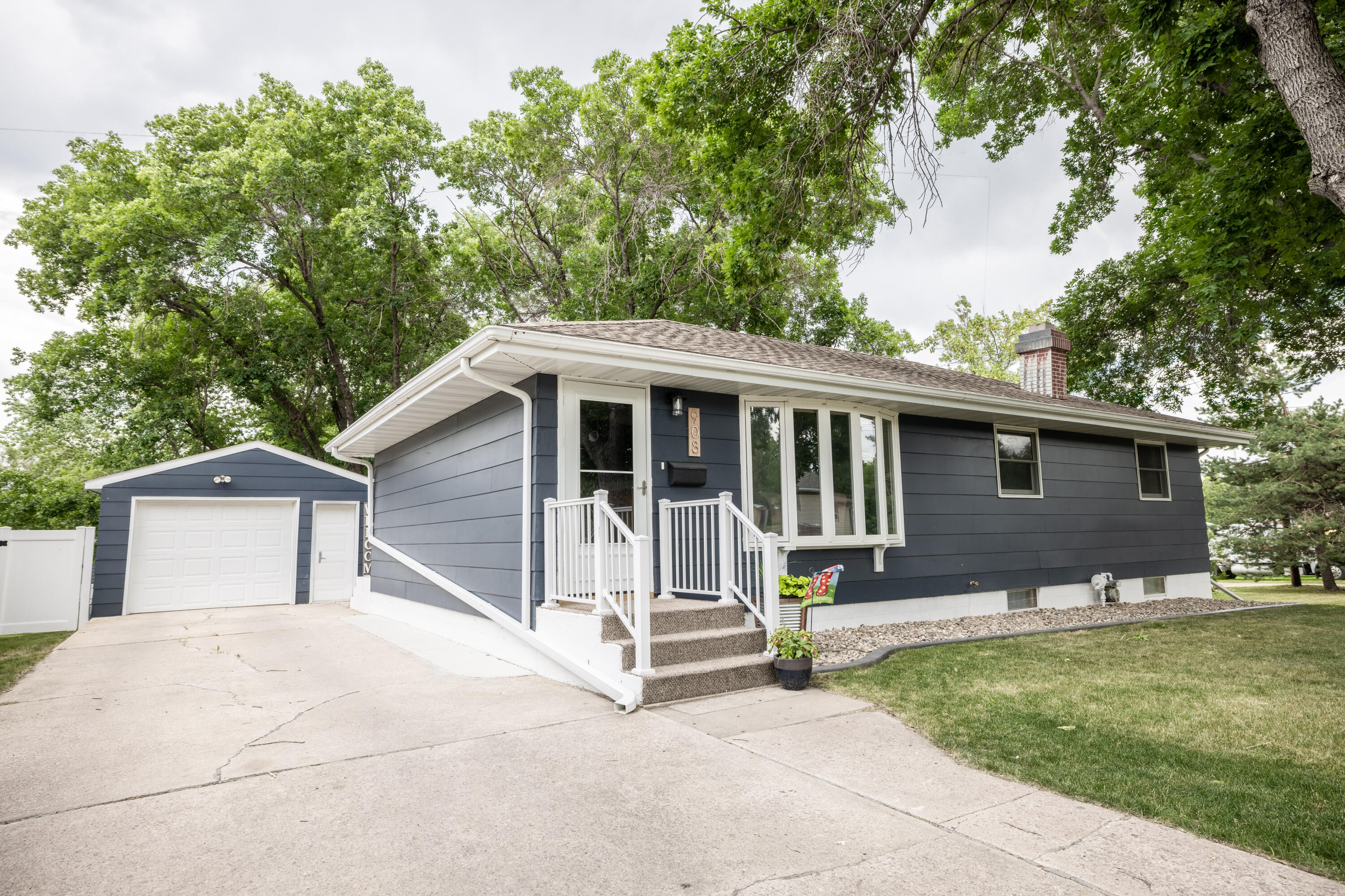 908 W Ash Ave