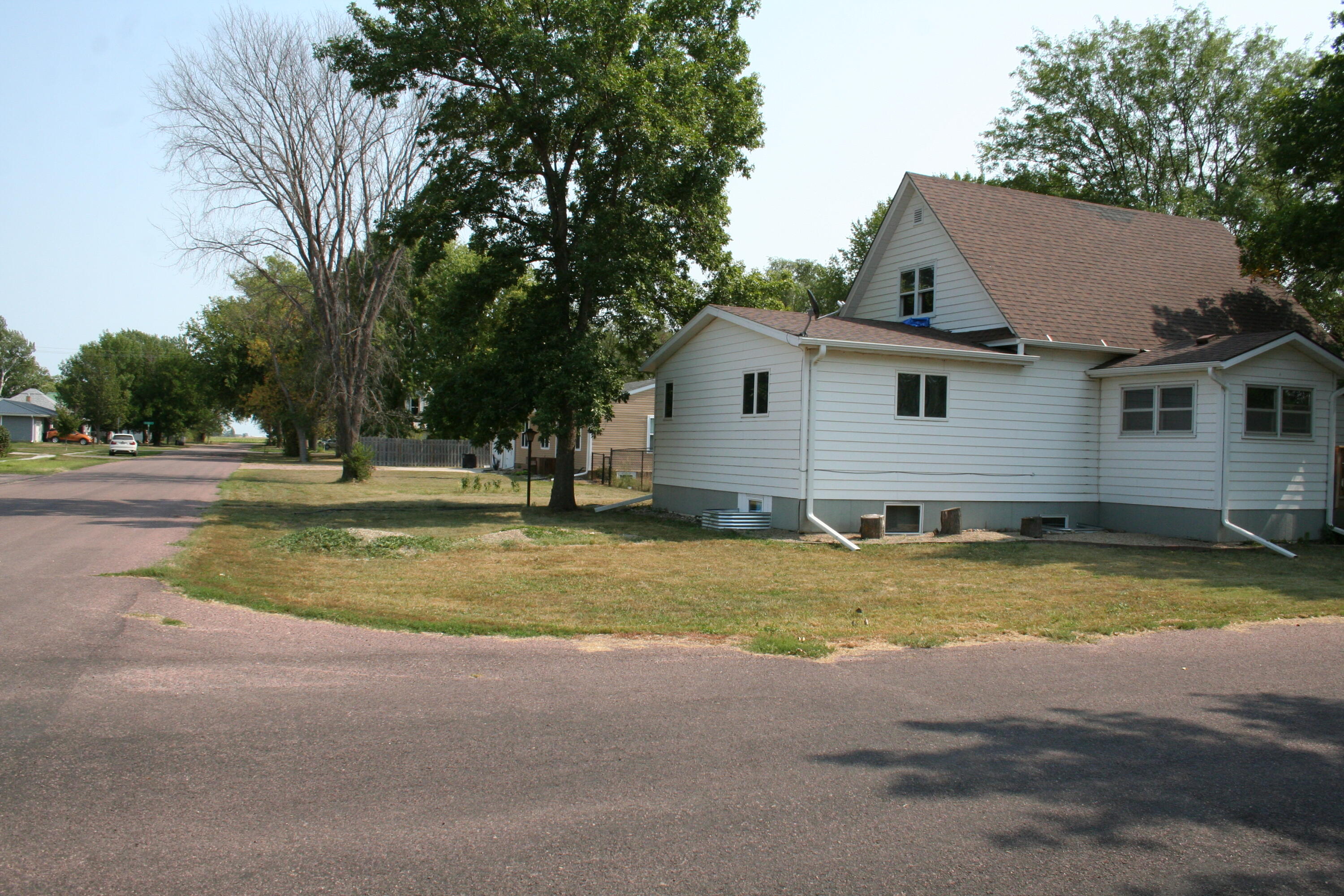 201 E 4th St