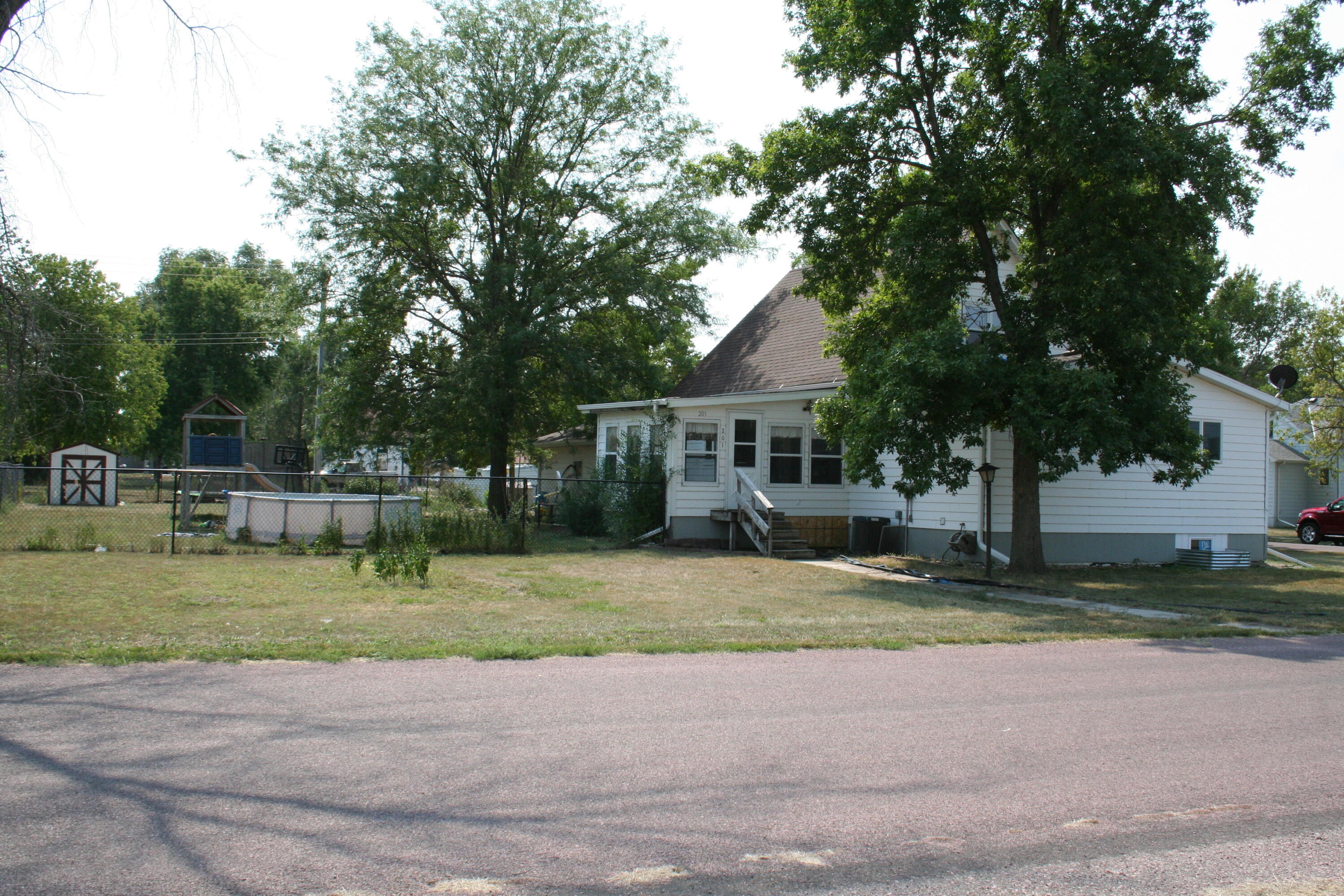 201 E 4th St
