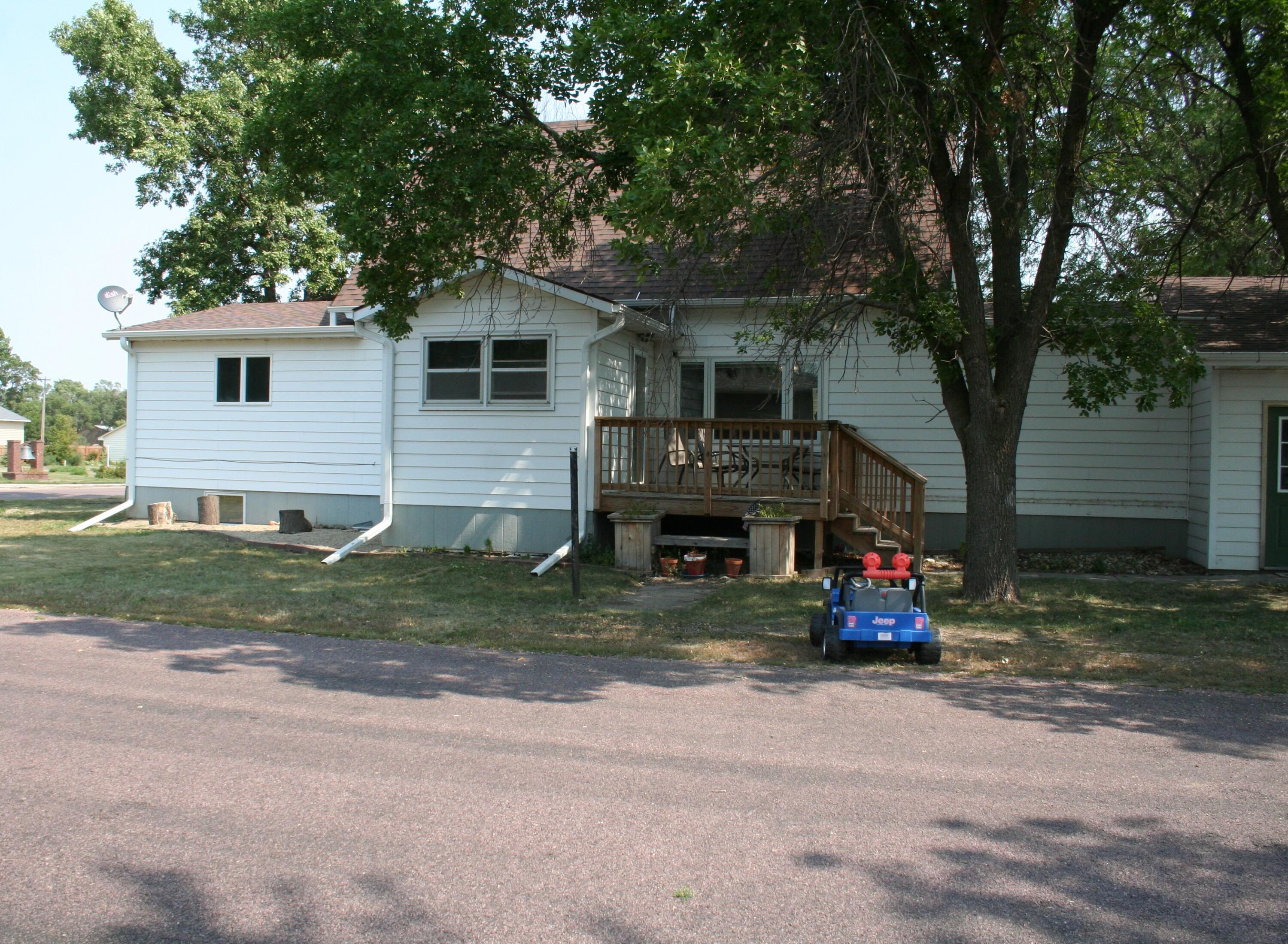 201 E 4th St