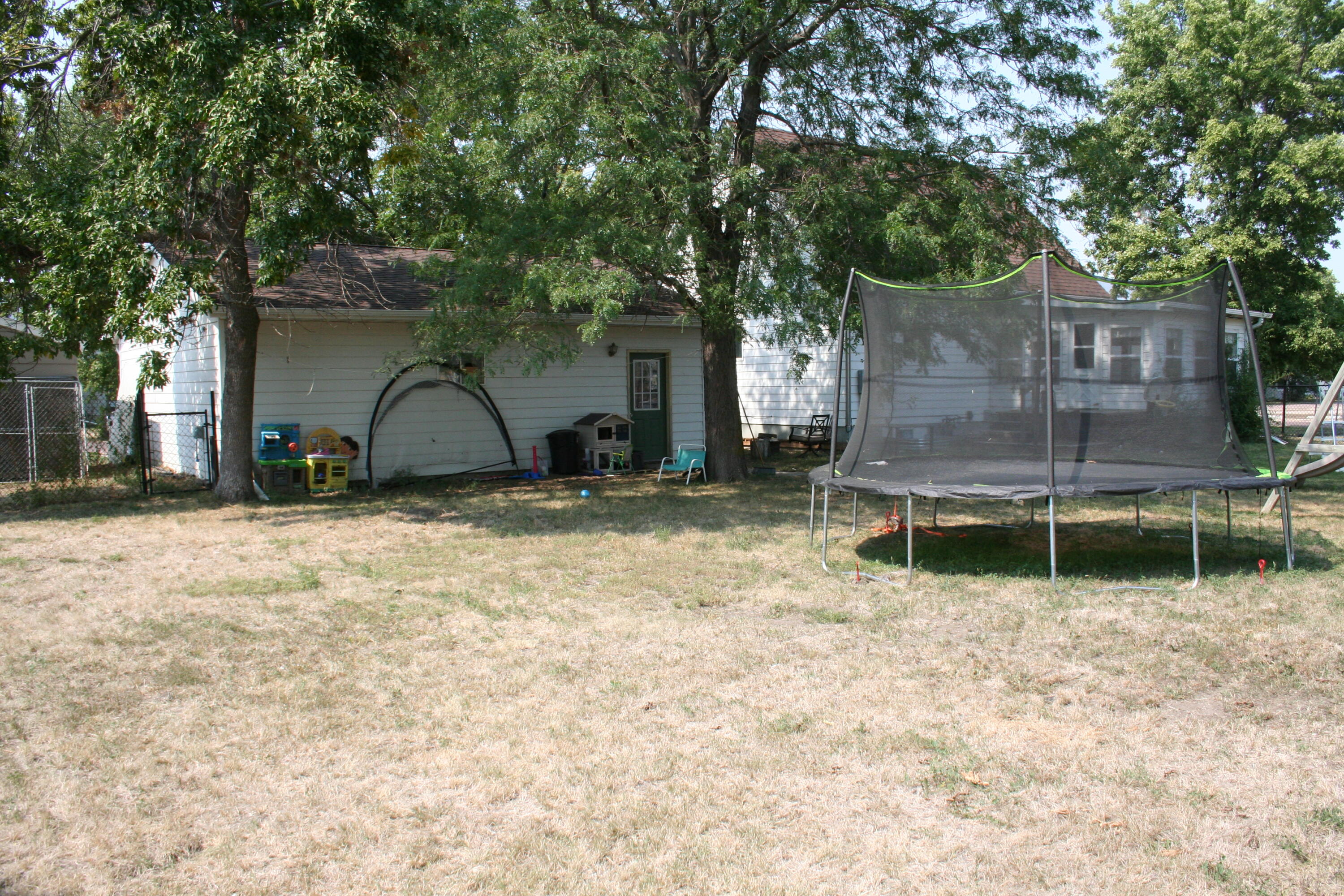 201 E 4th St