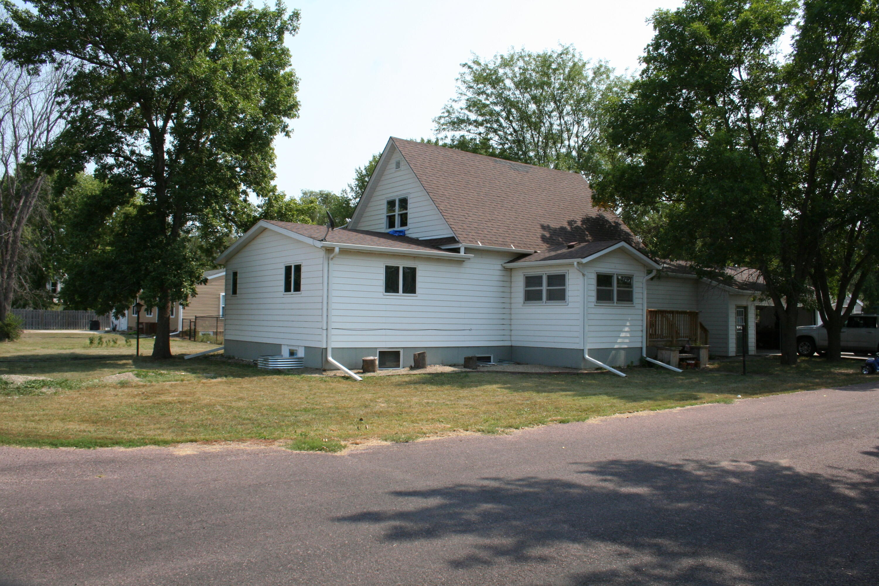 201 E 4th St