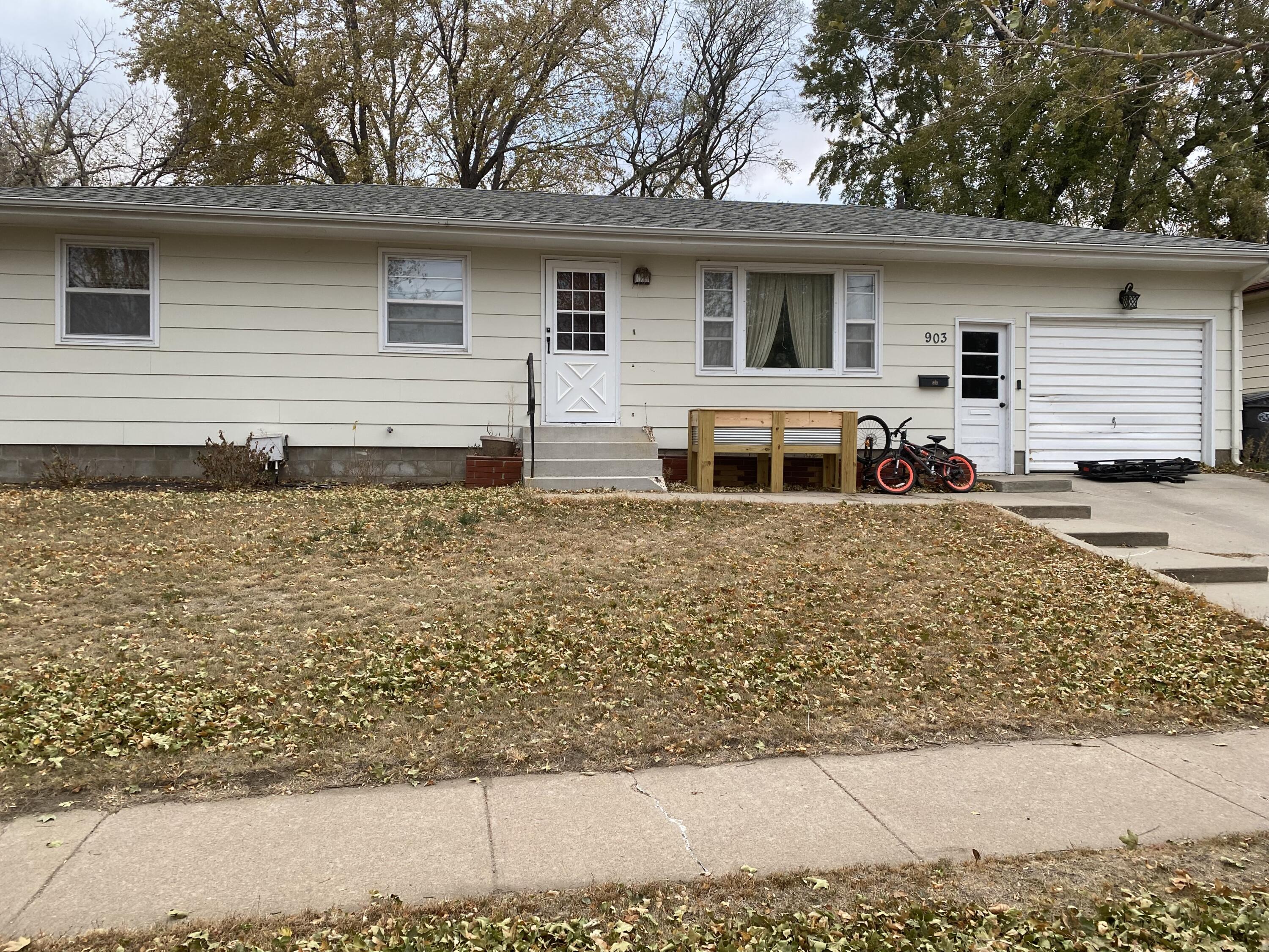 903 W Ash Ave