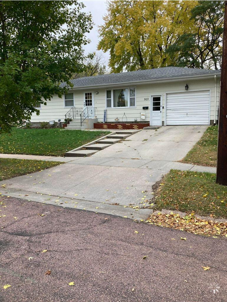 903 W Ash Ave