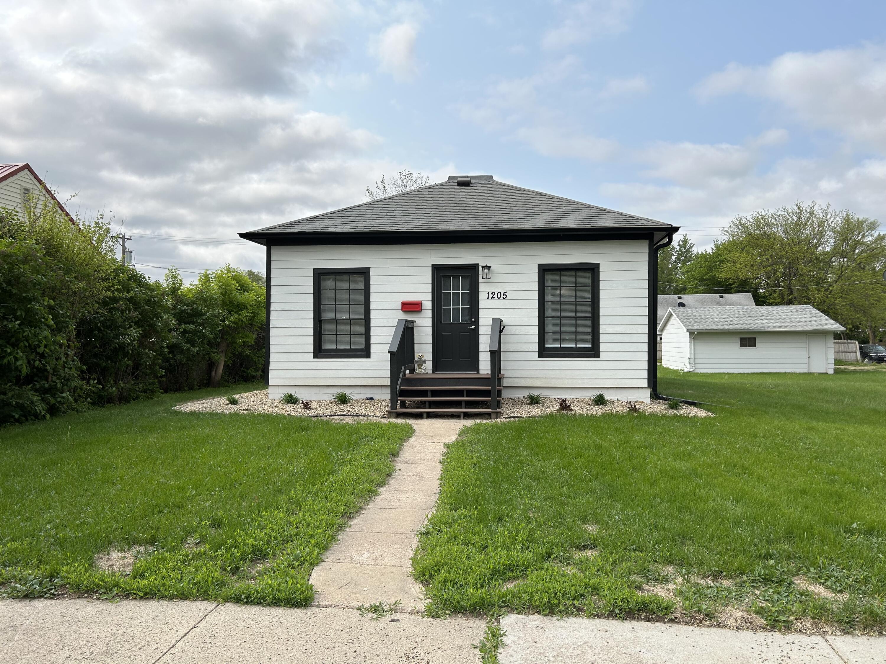 1205 E 2nd Ave