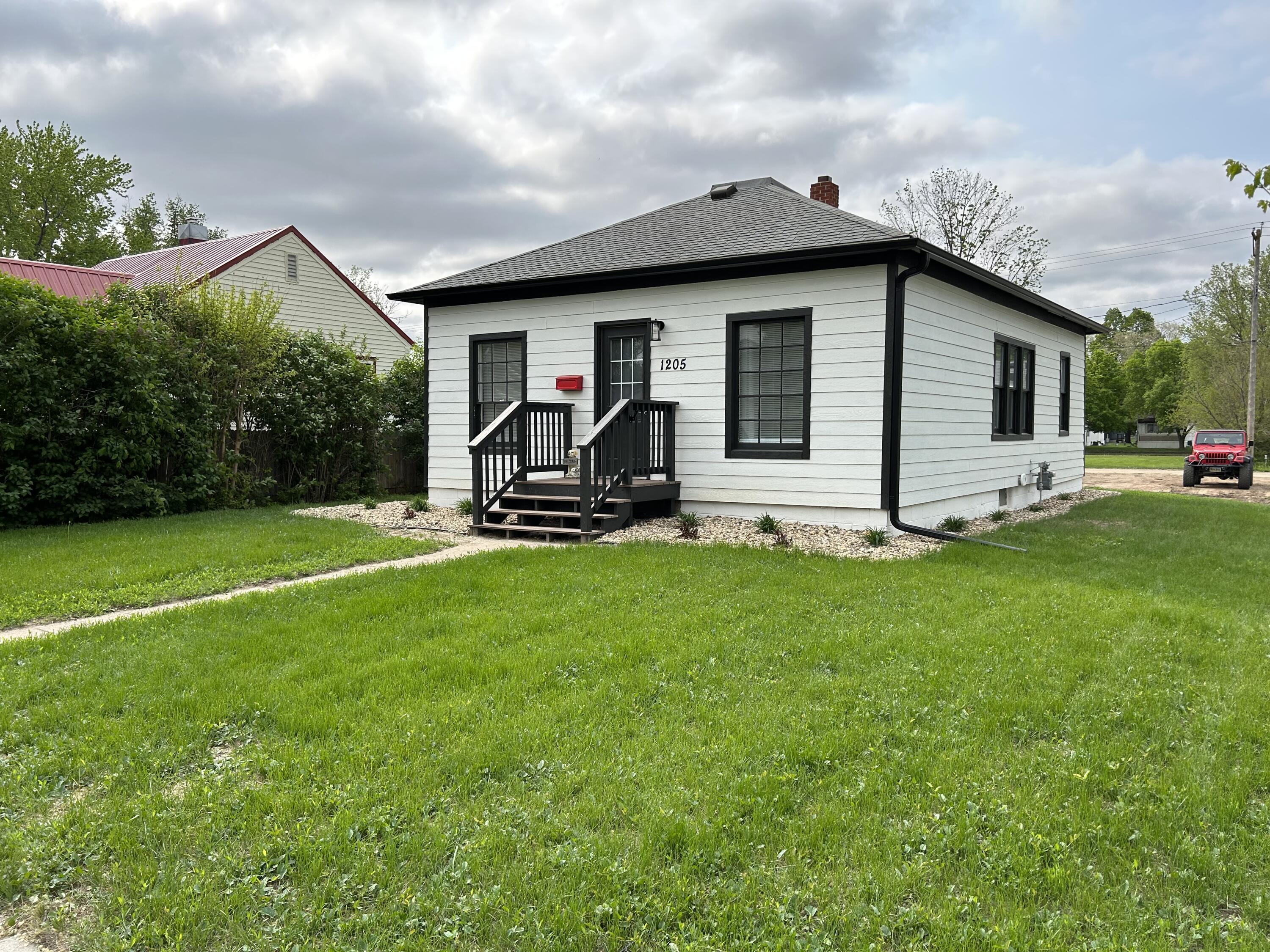 1205 E 2nd Ave