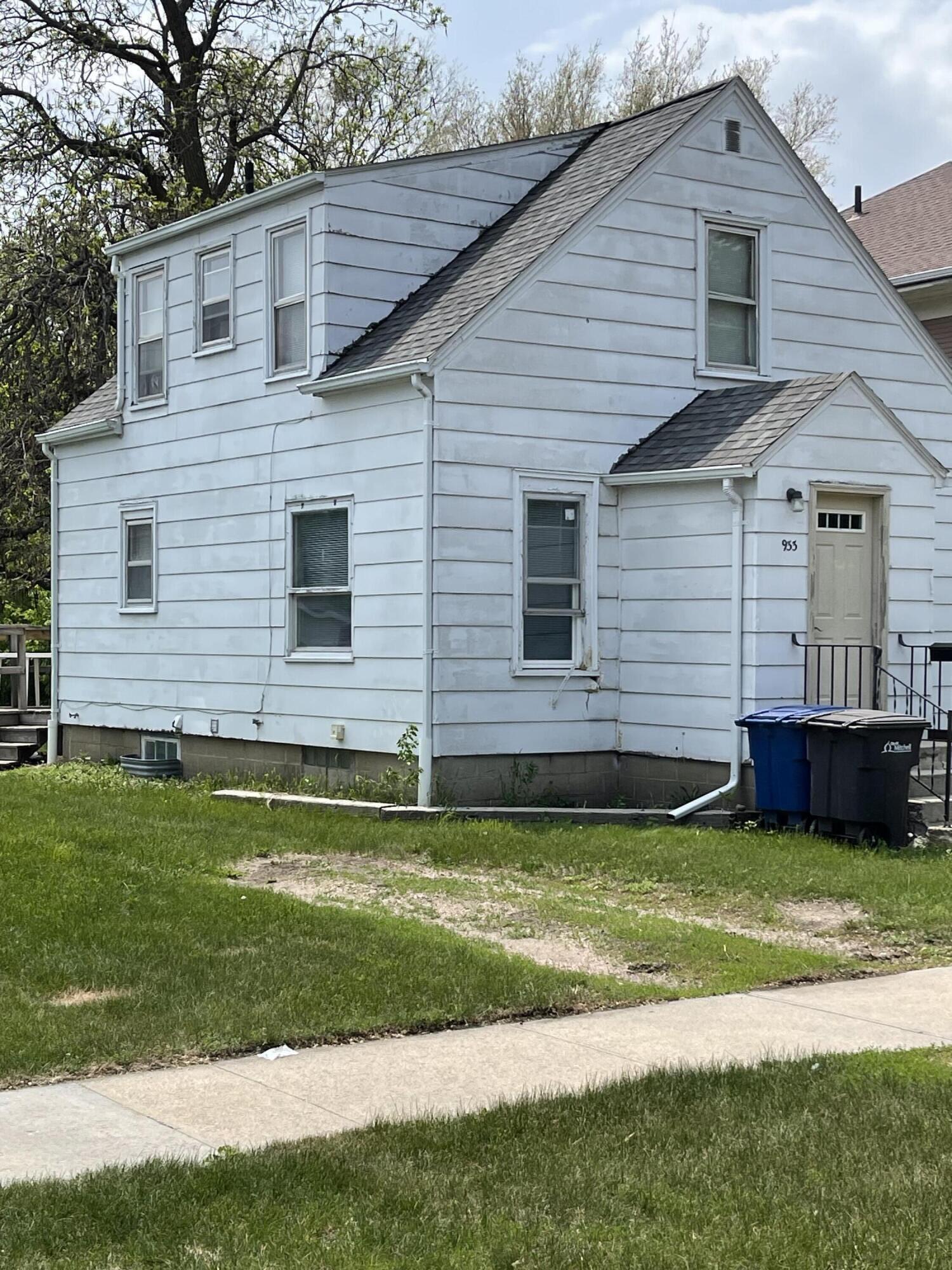 933 E 4th Ave