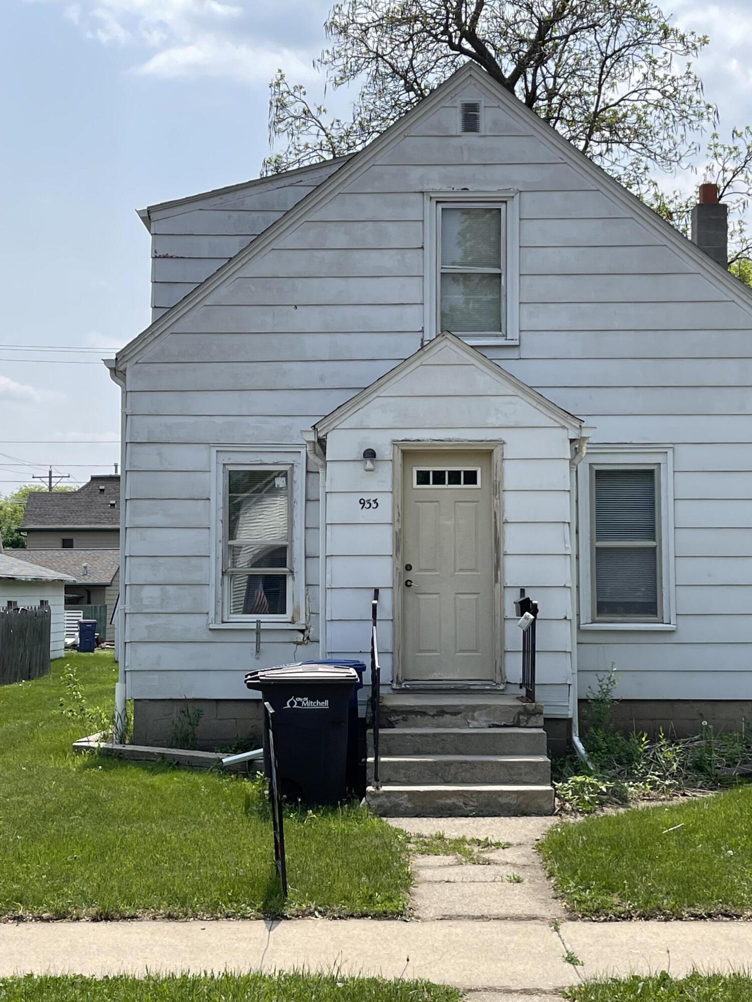 933 E 4th Ave