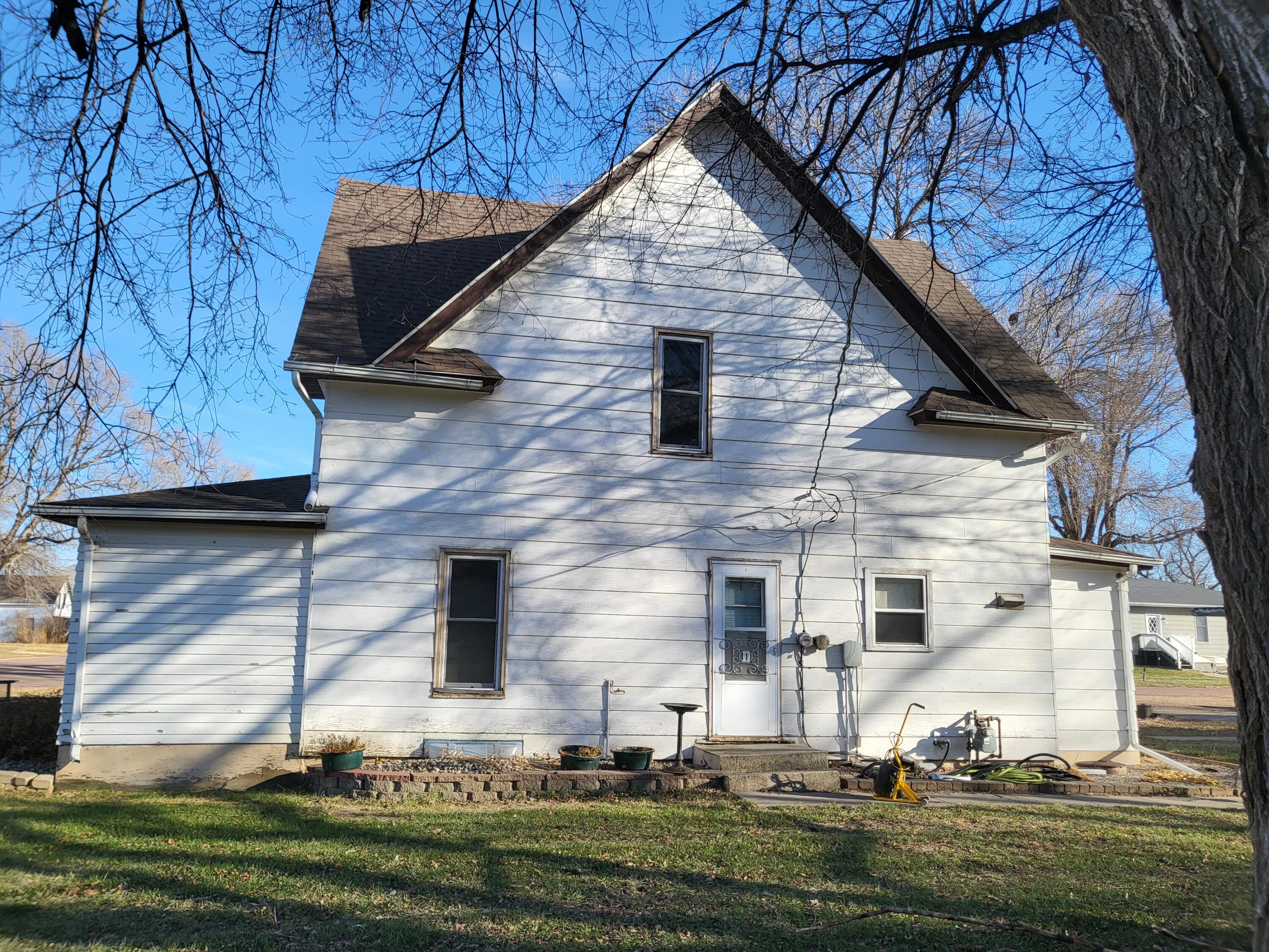 111 E 3rd St