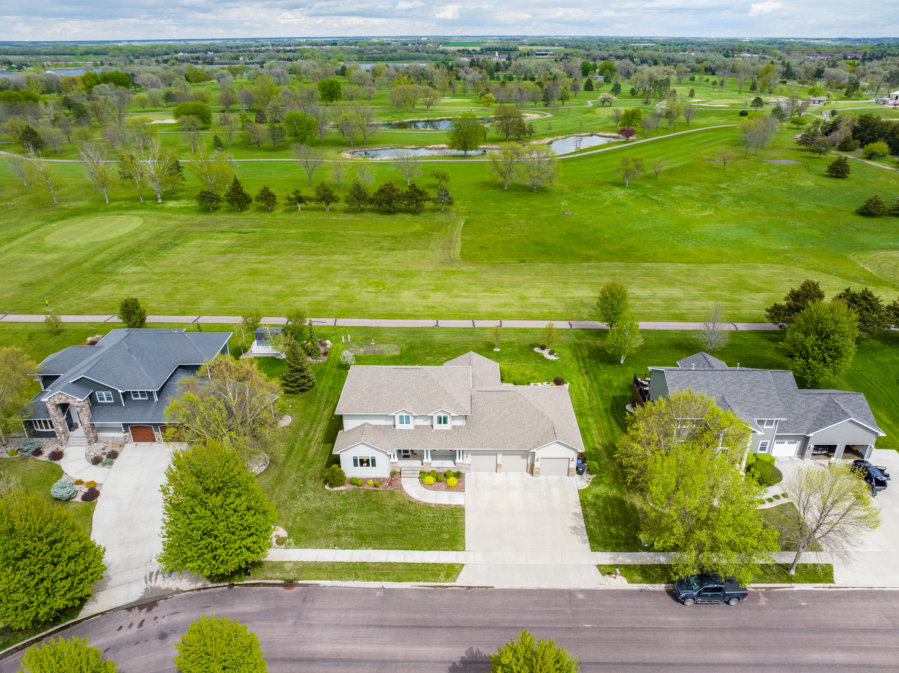 2904 Thunderbird Dr