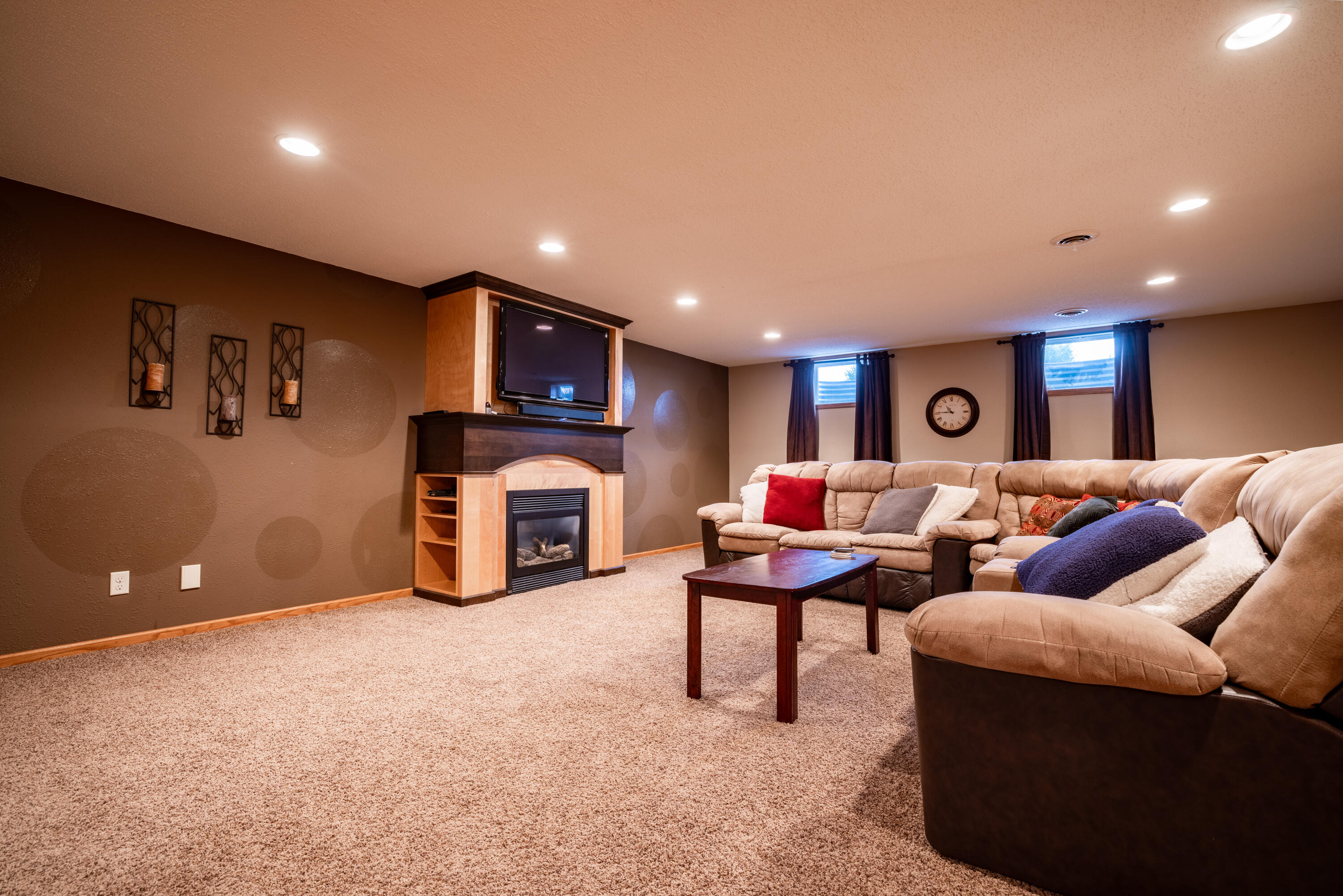 2904 Thunderbird Dr