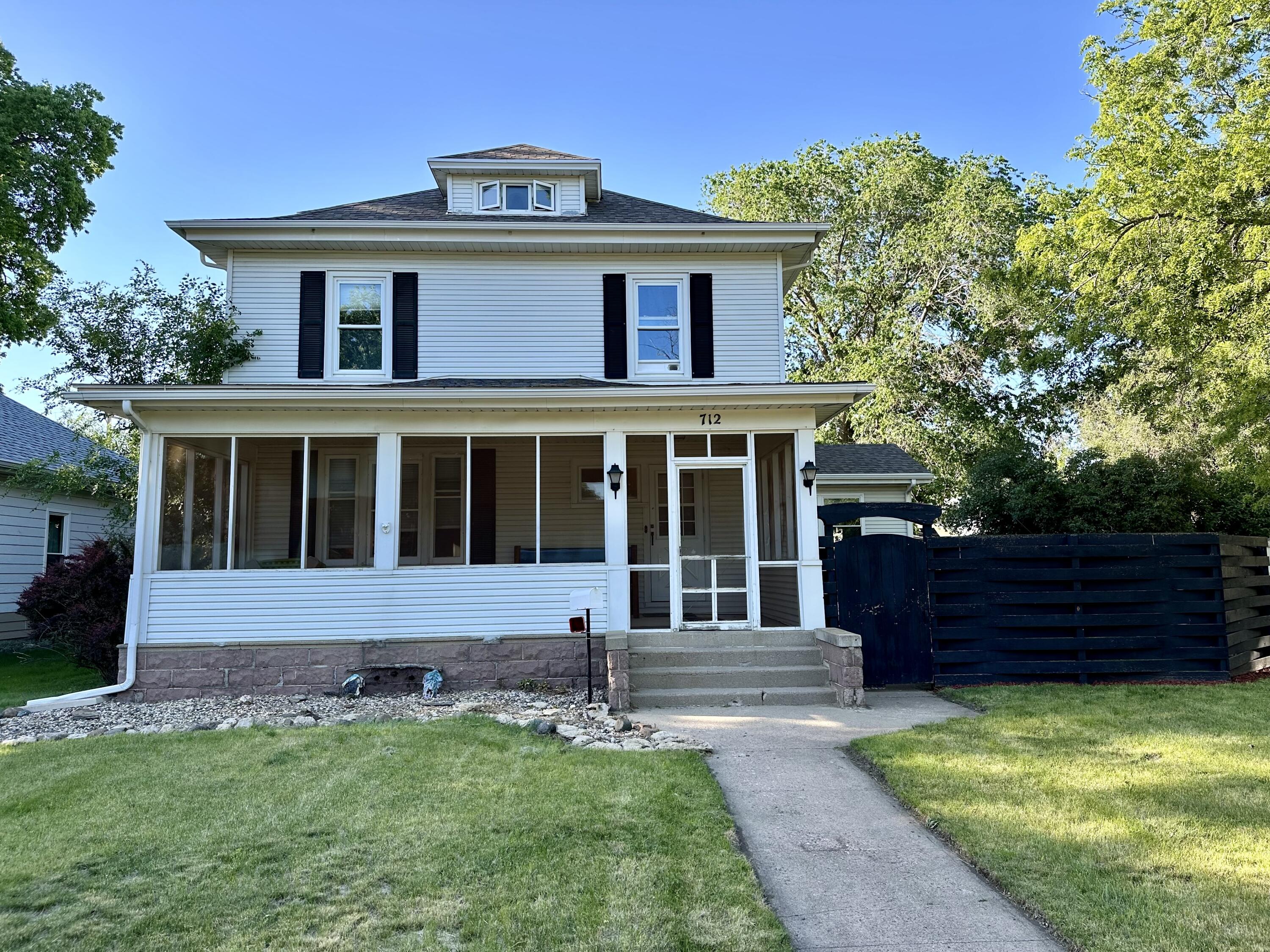712 E 5th Ave