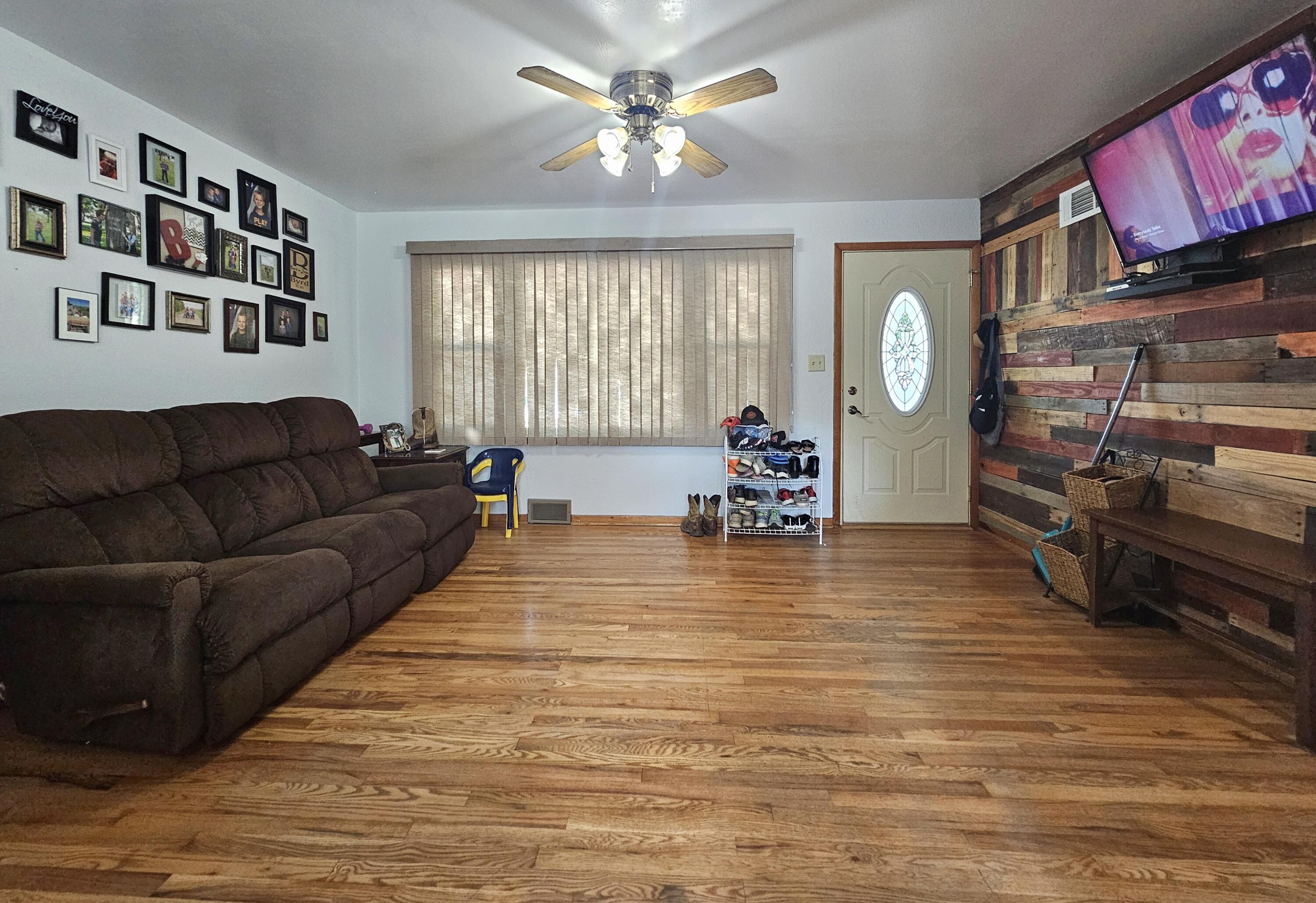 415 N Juanita St