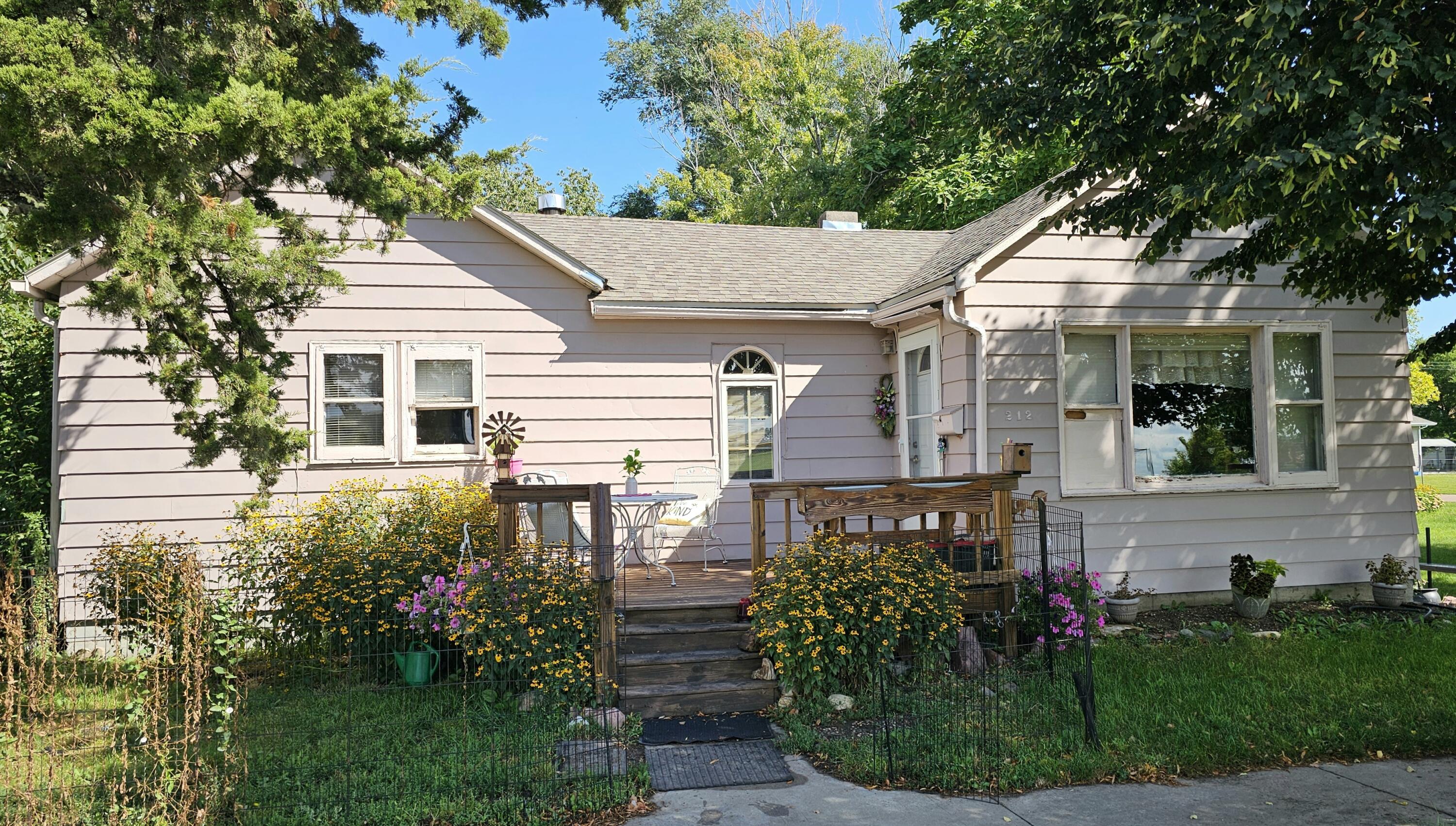 212 E 1st