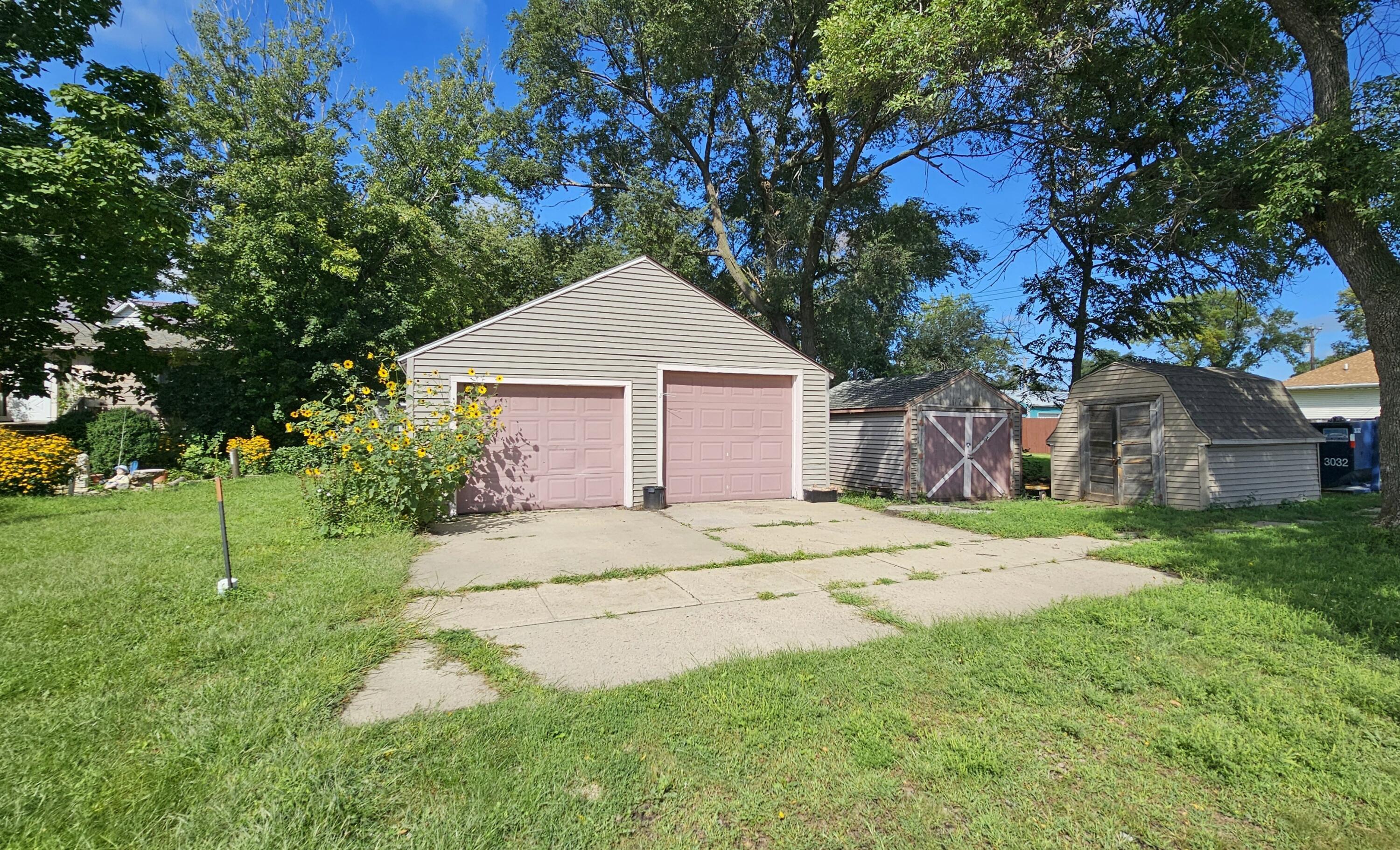 212 E 1st
