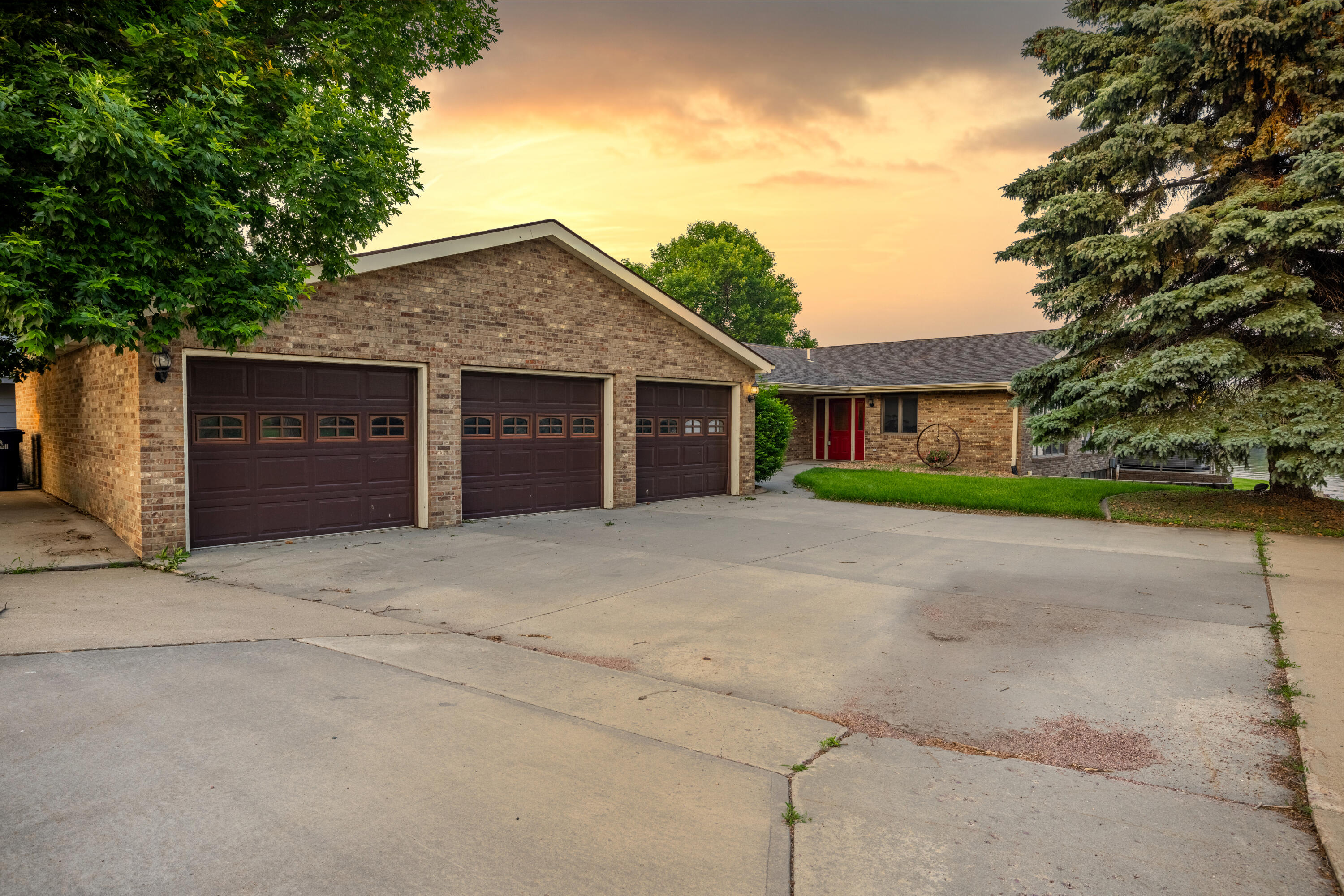 111 S Harmon Dr