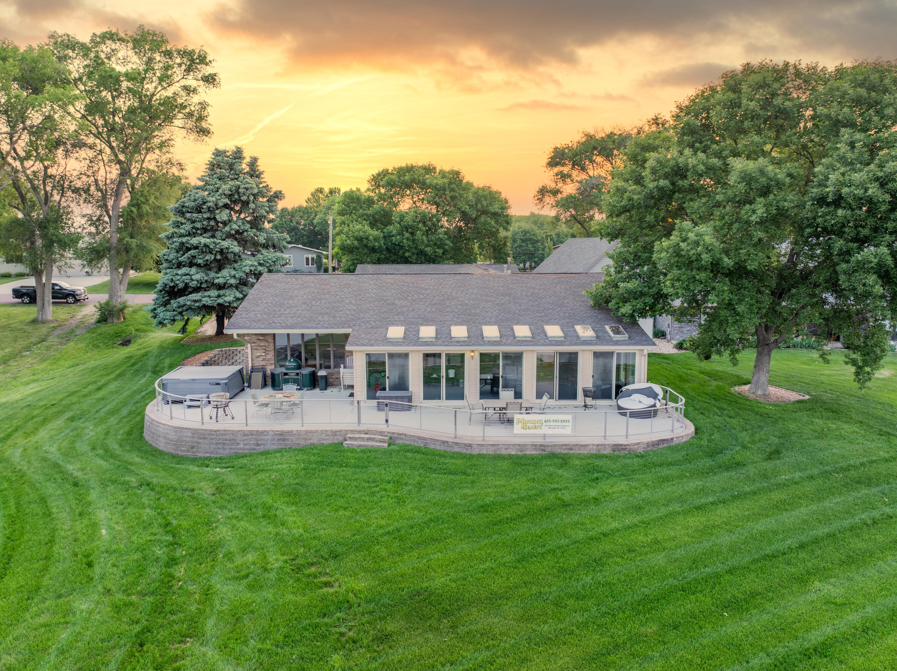 111 S Harmon Dr