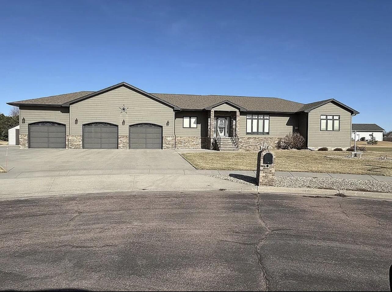 2704 Mentzer Ct
