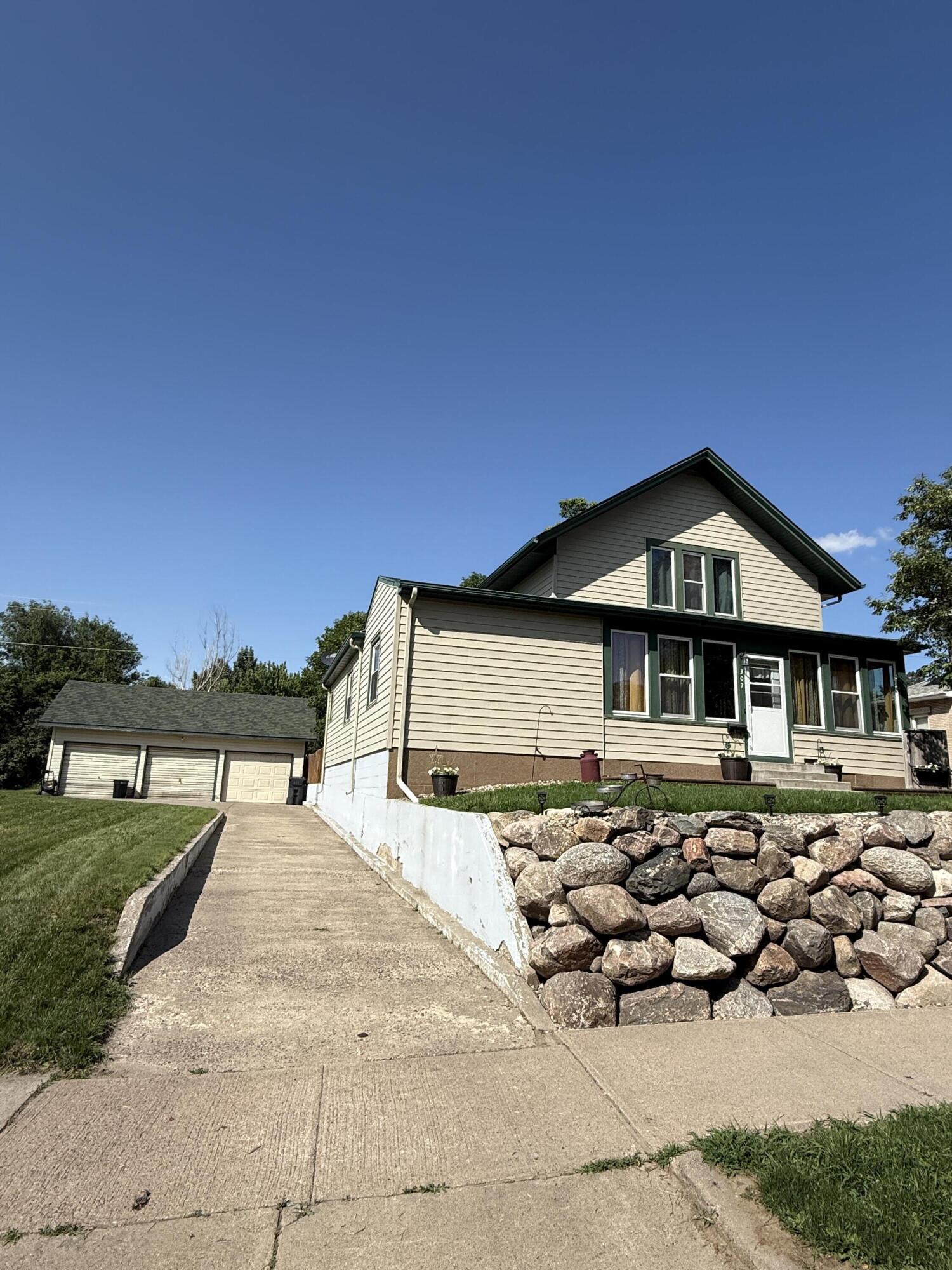 307 E Lawler Cir