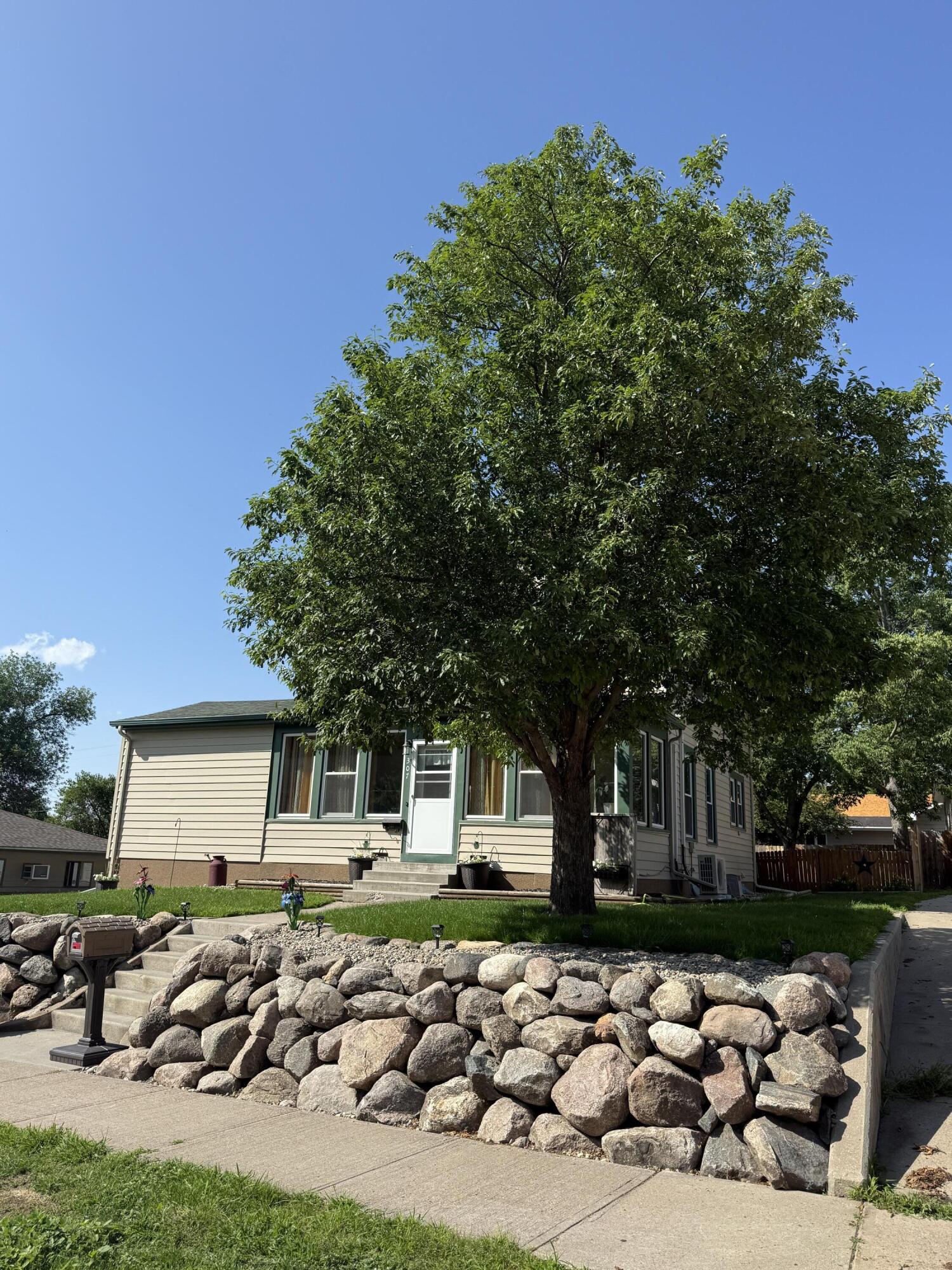 307 E Lawler Cir