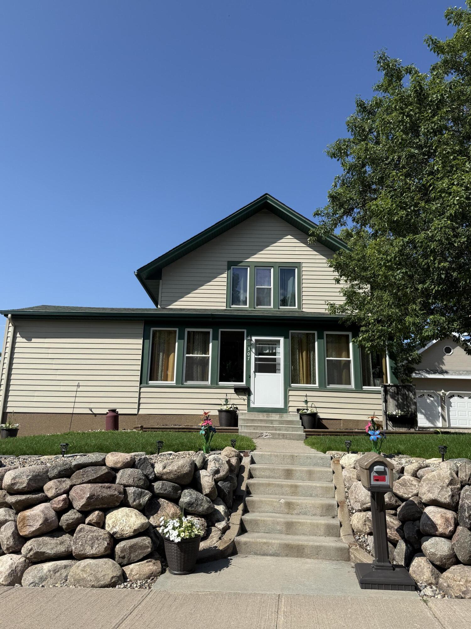 307 E Lawler Cir