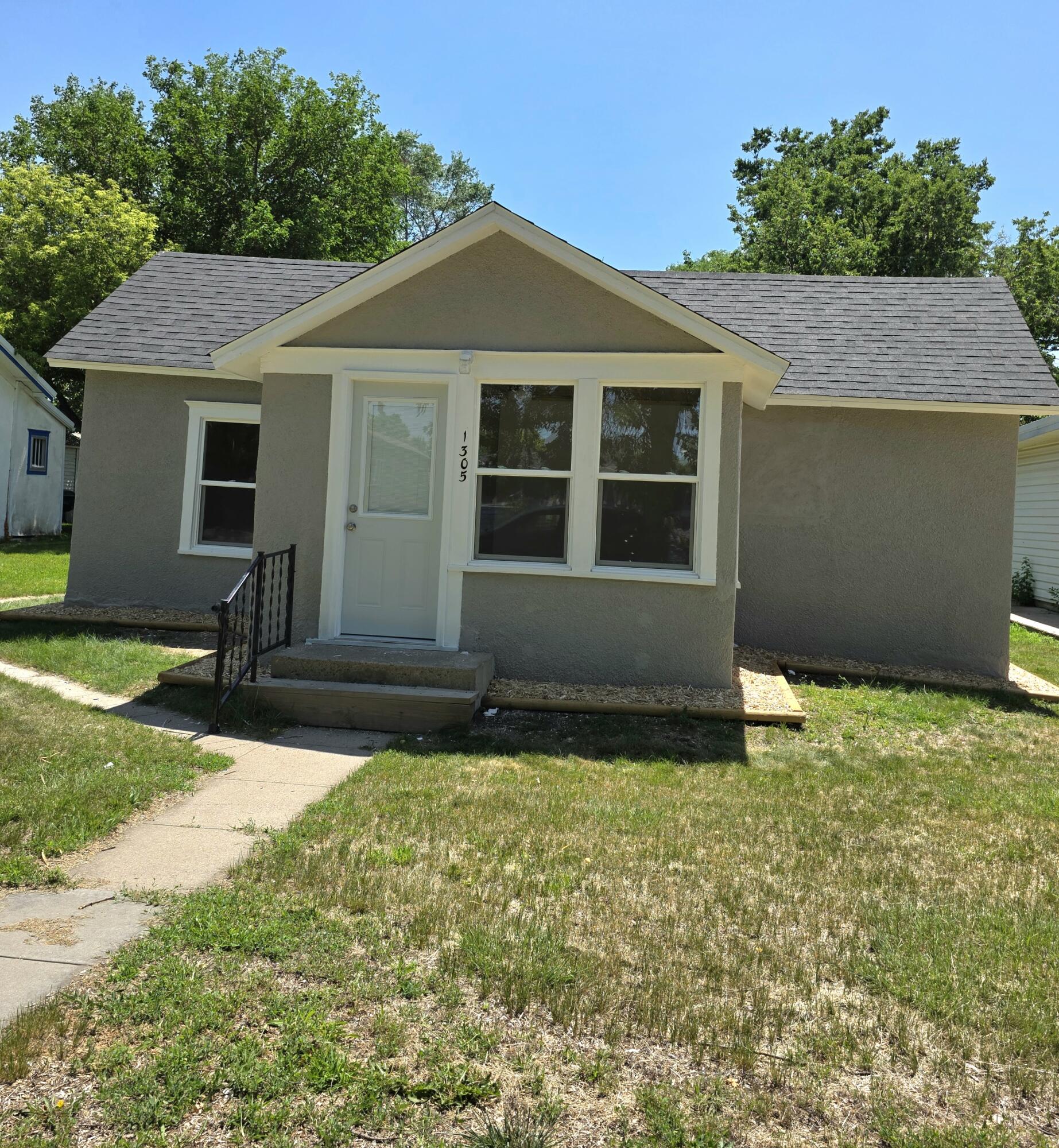 1305 E Hanson Ave