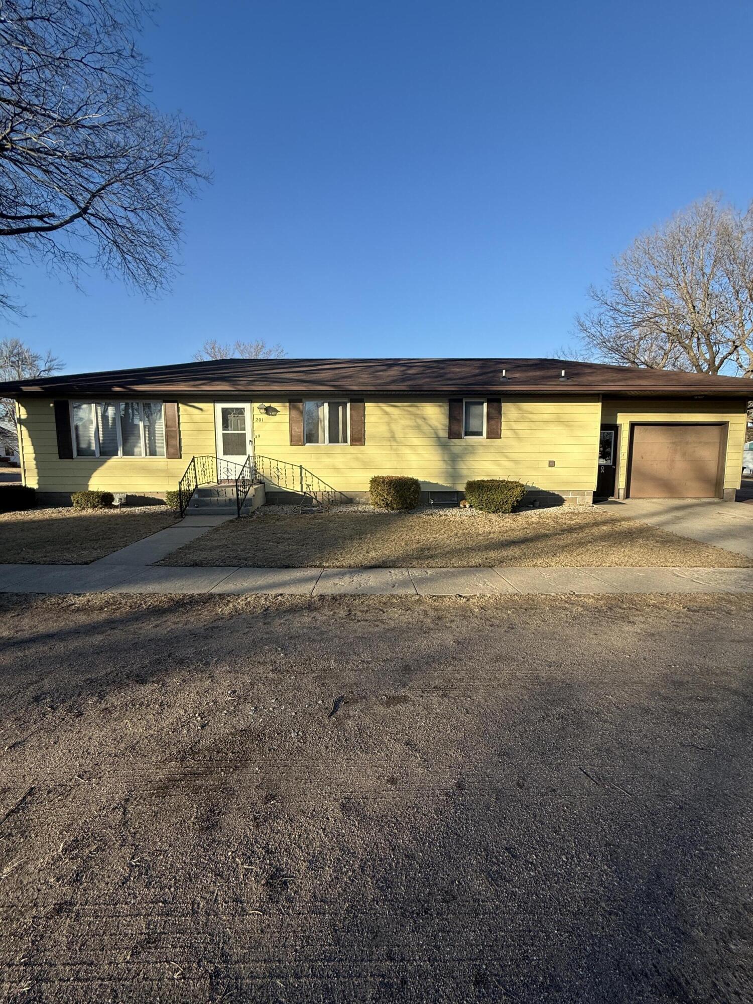 201 E 1st St