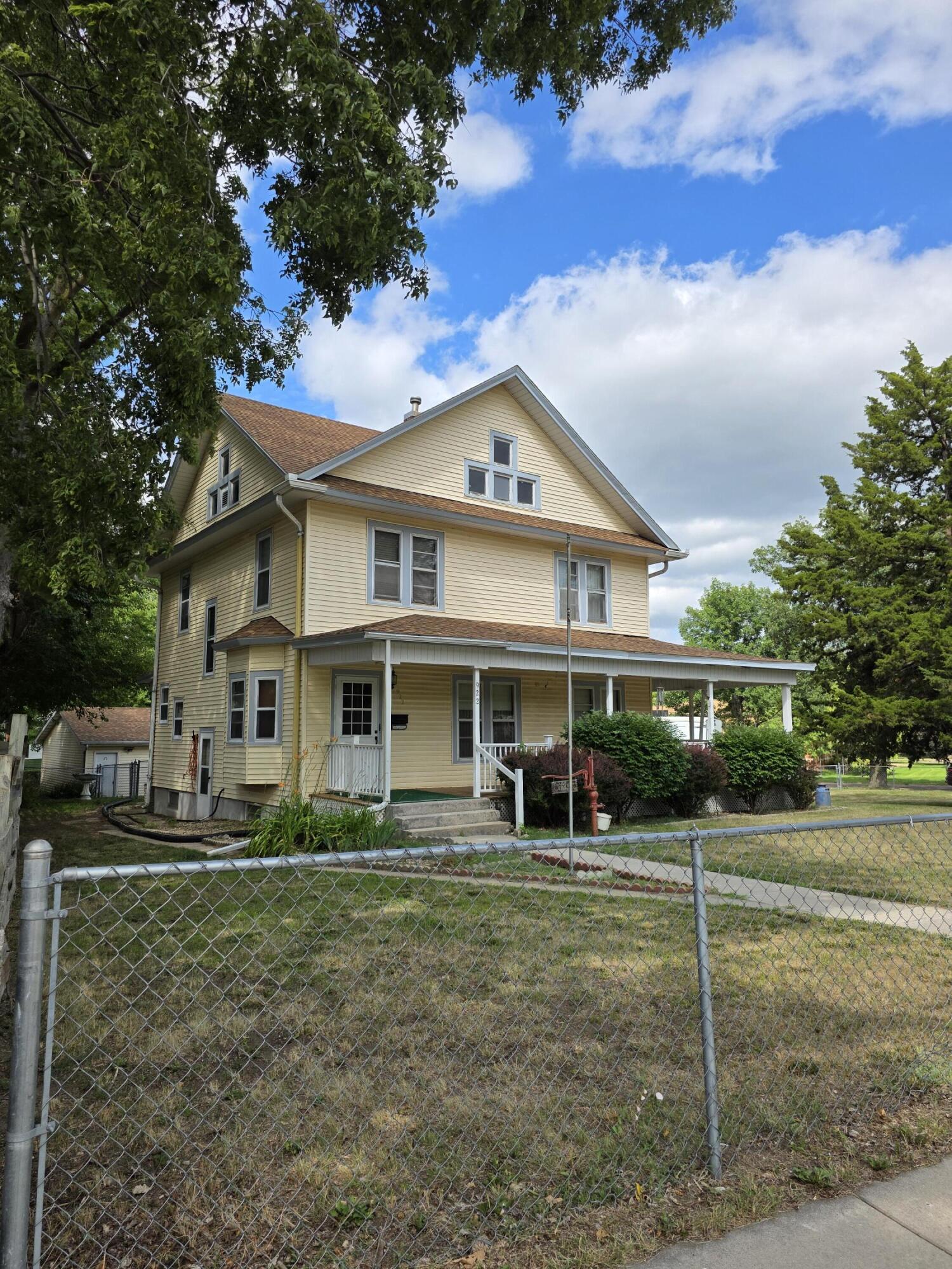 922 University Blvd