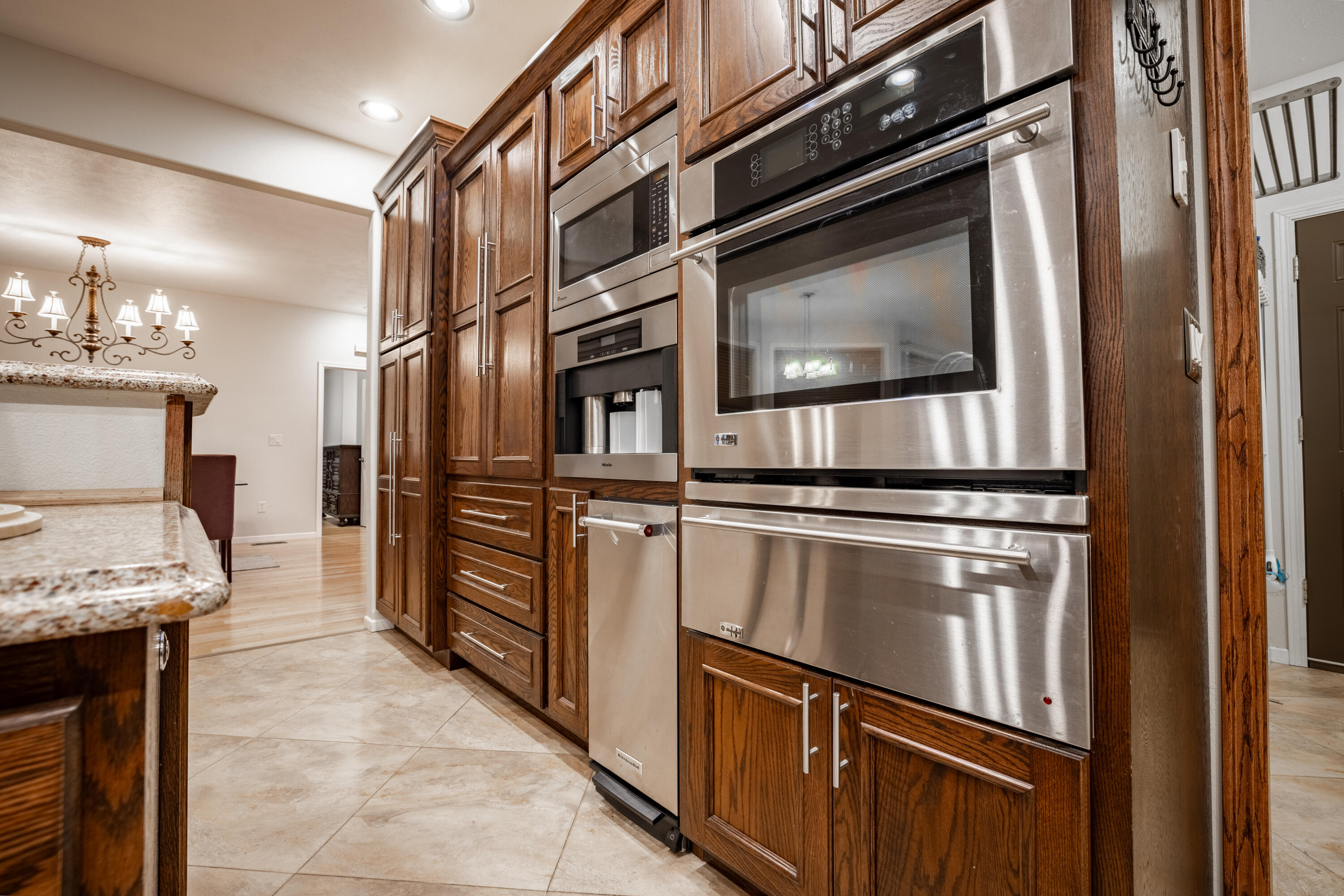 901 Estates Dr