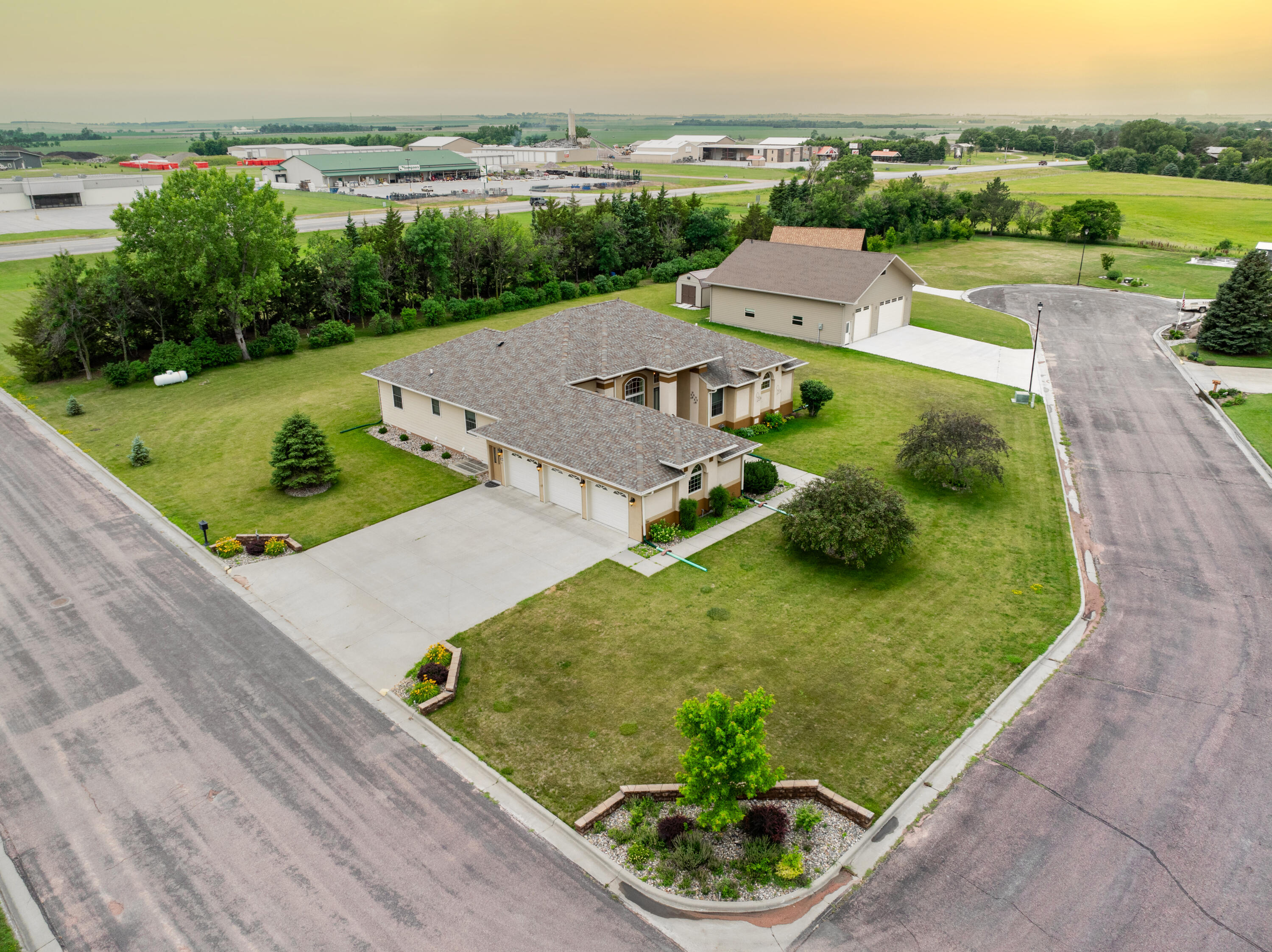 901 Estates Dr