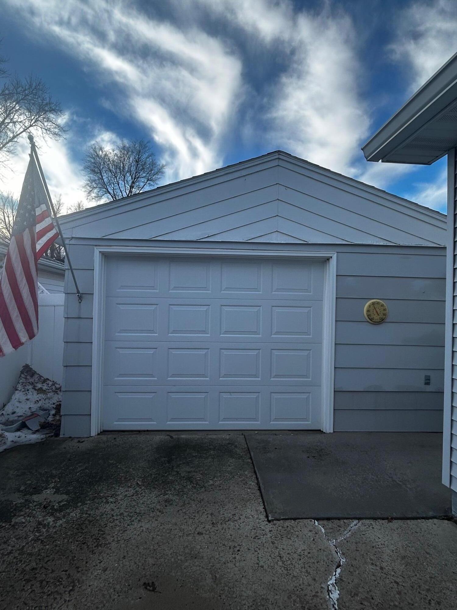 921 W Elm Ave