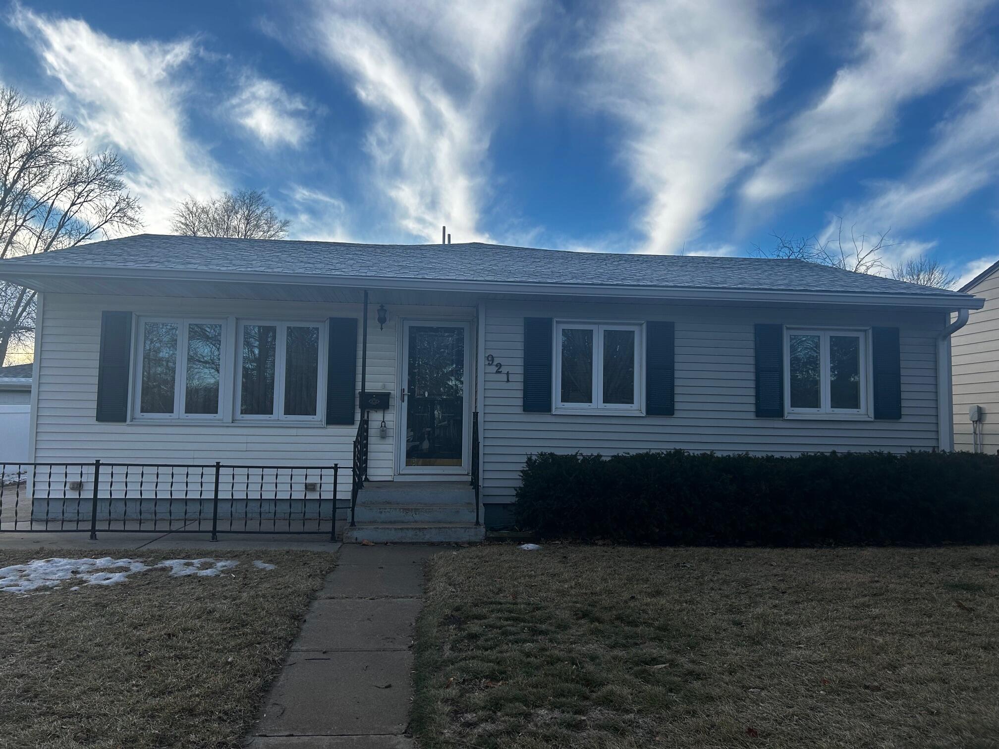 921 W Elm Ave
