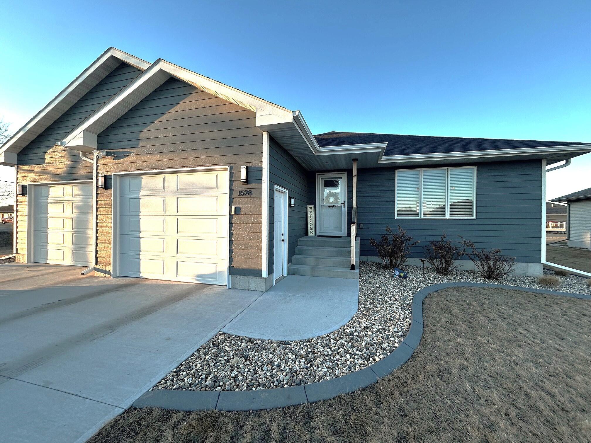 1528 Country Dr