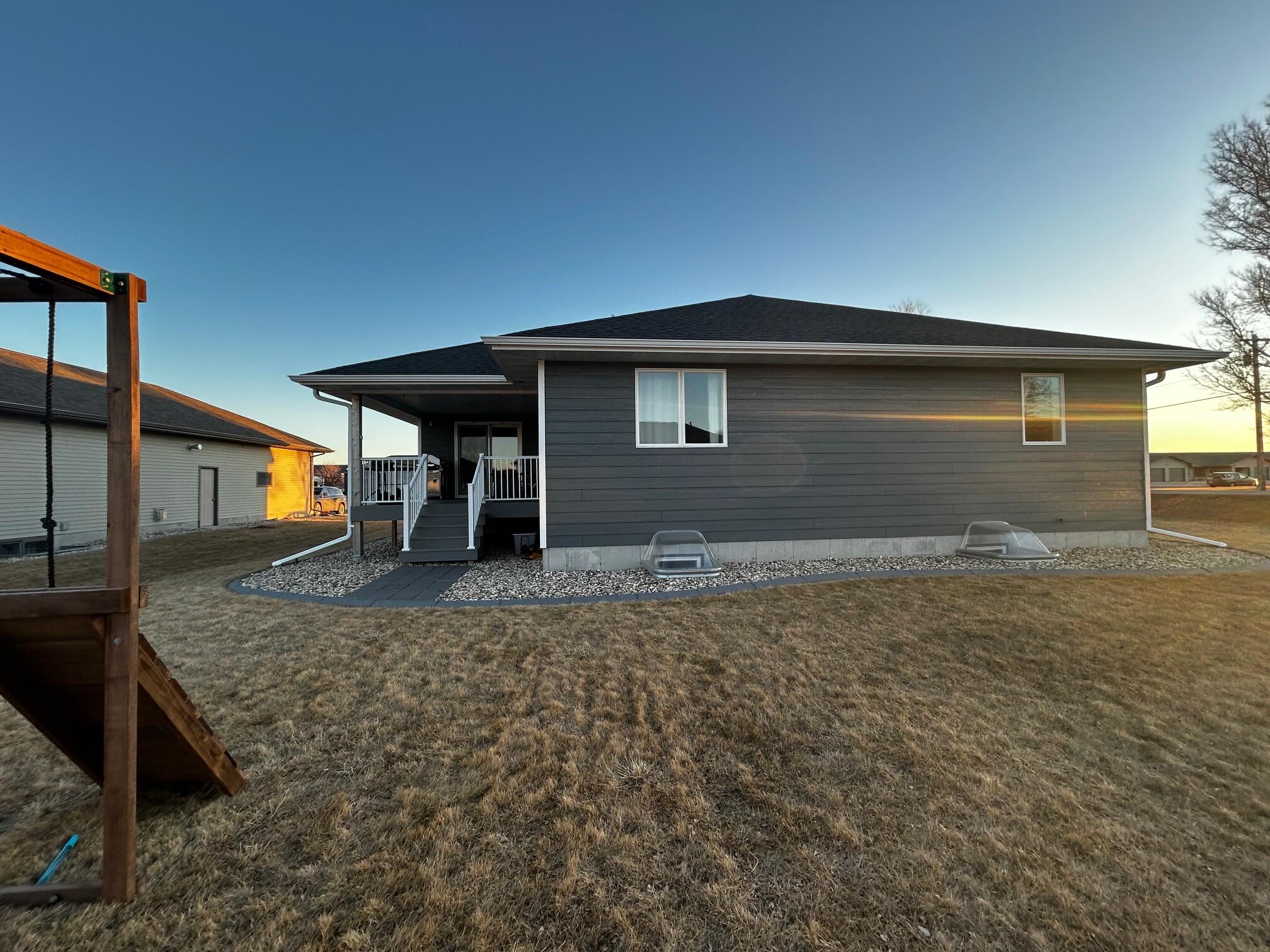 1528 Country Dr