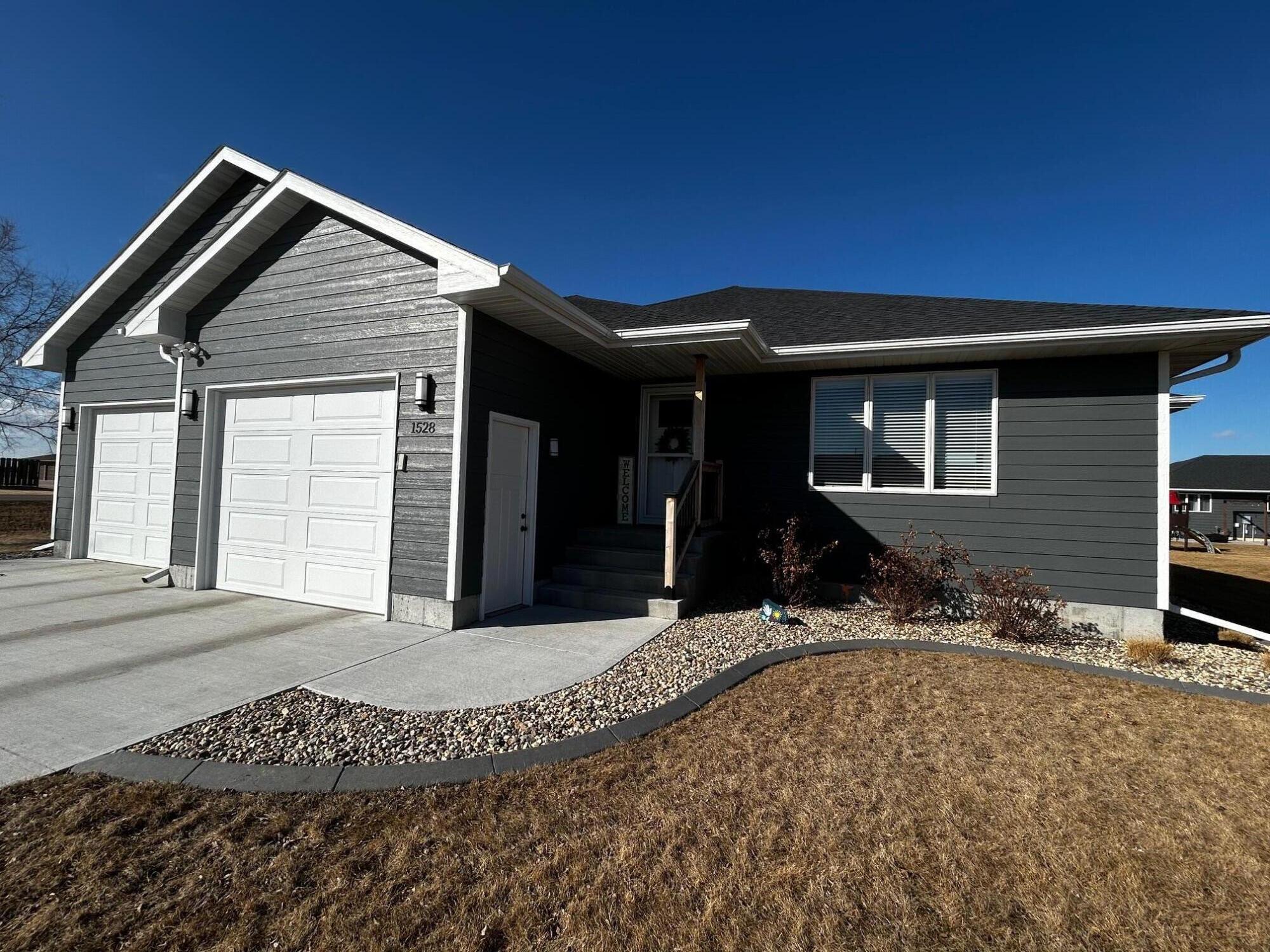 1528 Country Dr