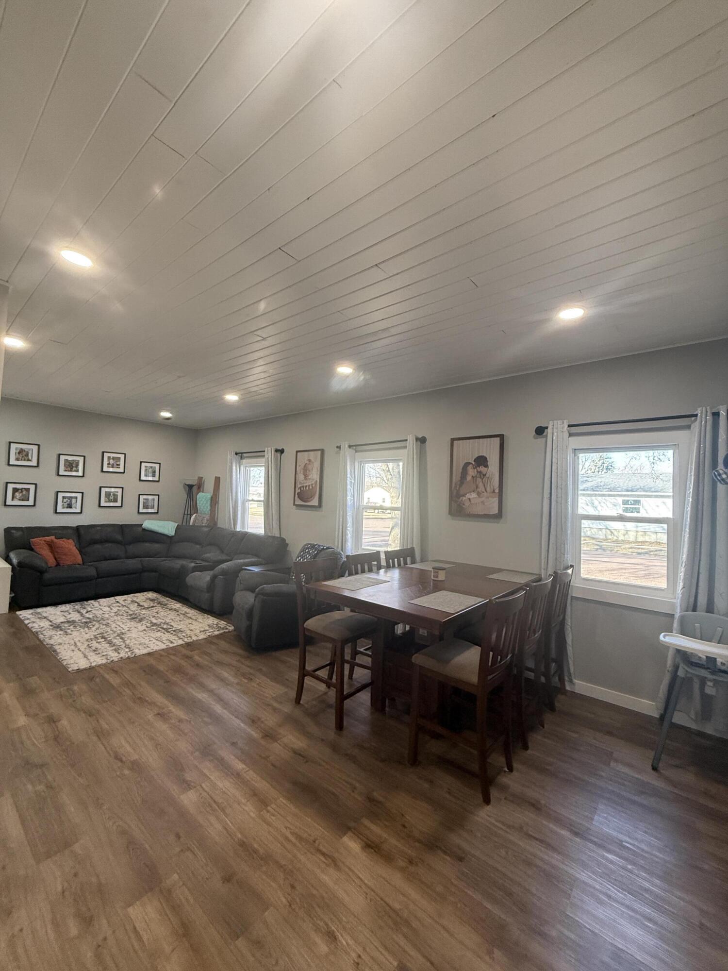 220 W 10th Ave
