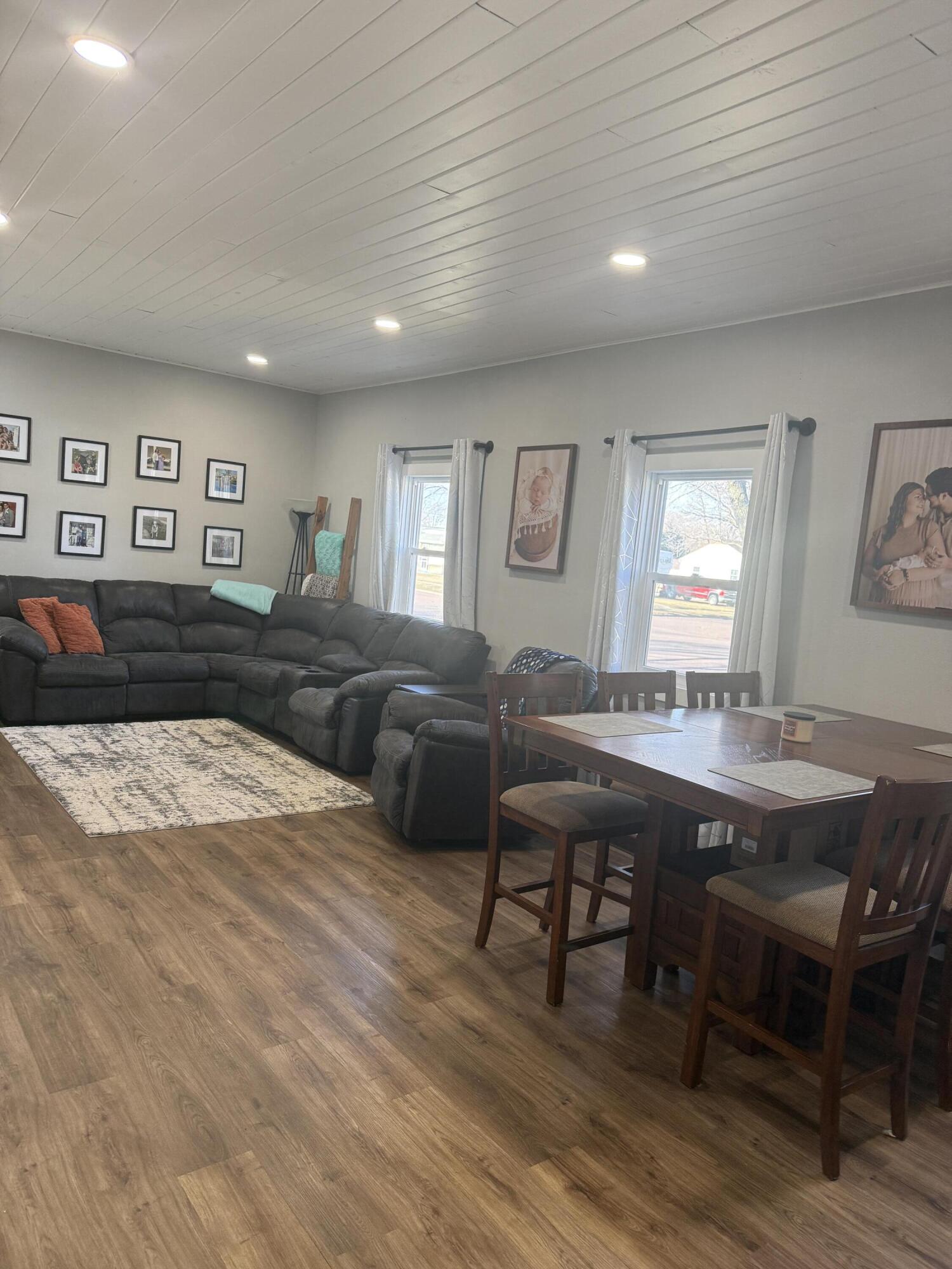 220 W 10th Ave
