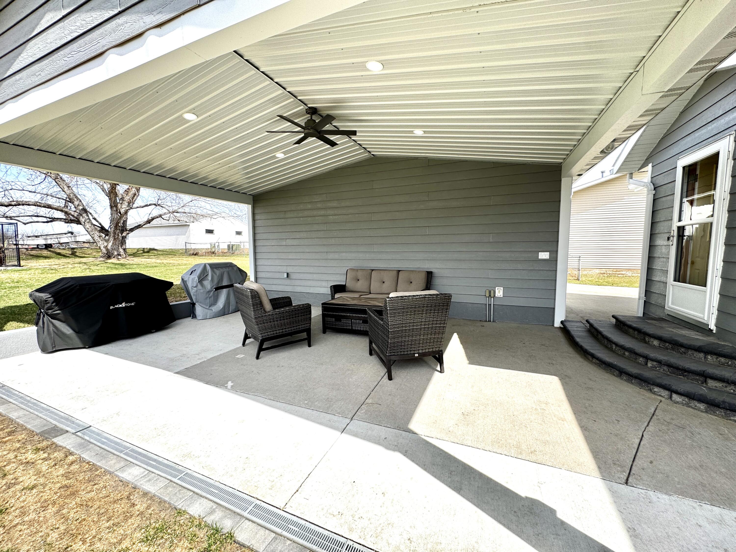 160 S Harmon Dr