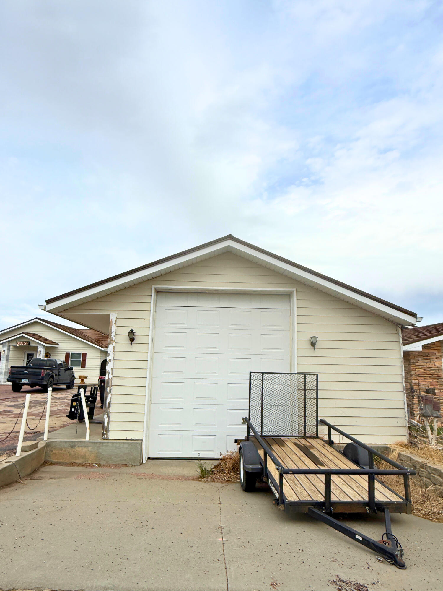 101 N River St