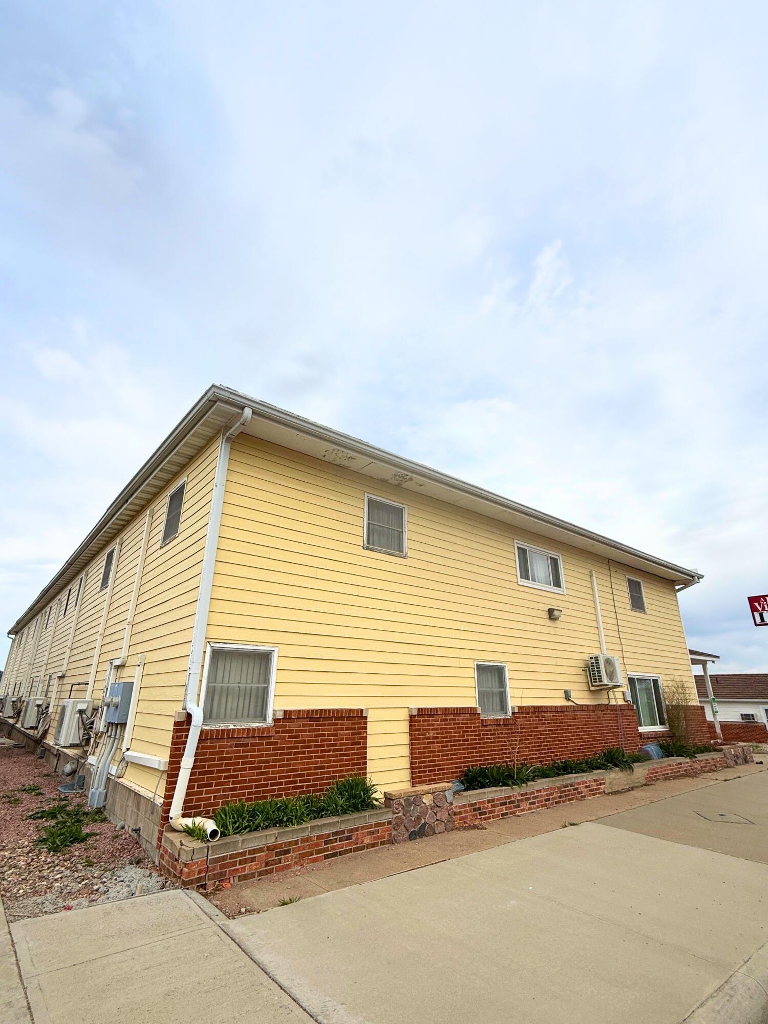 101 N River St