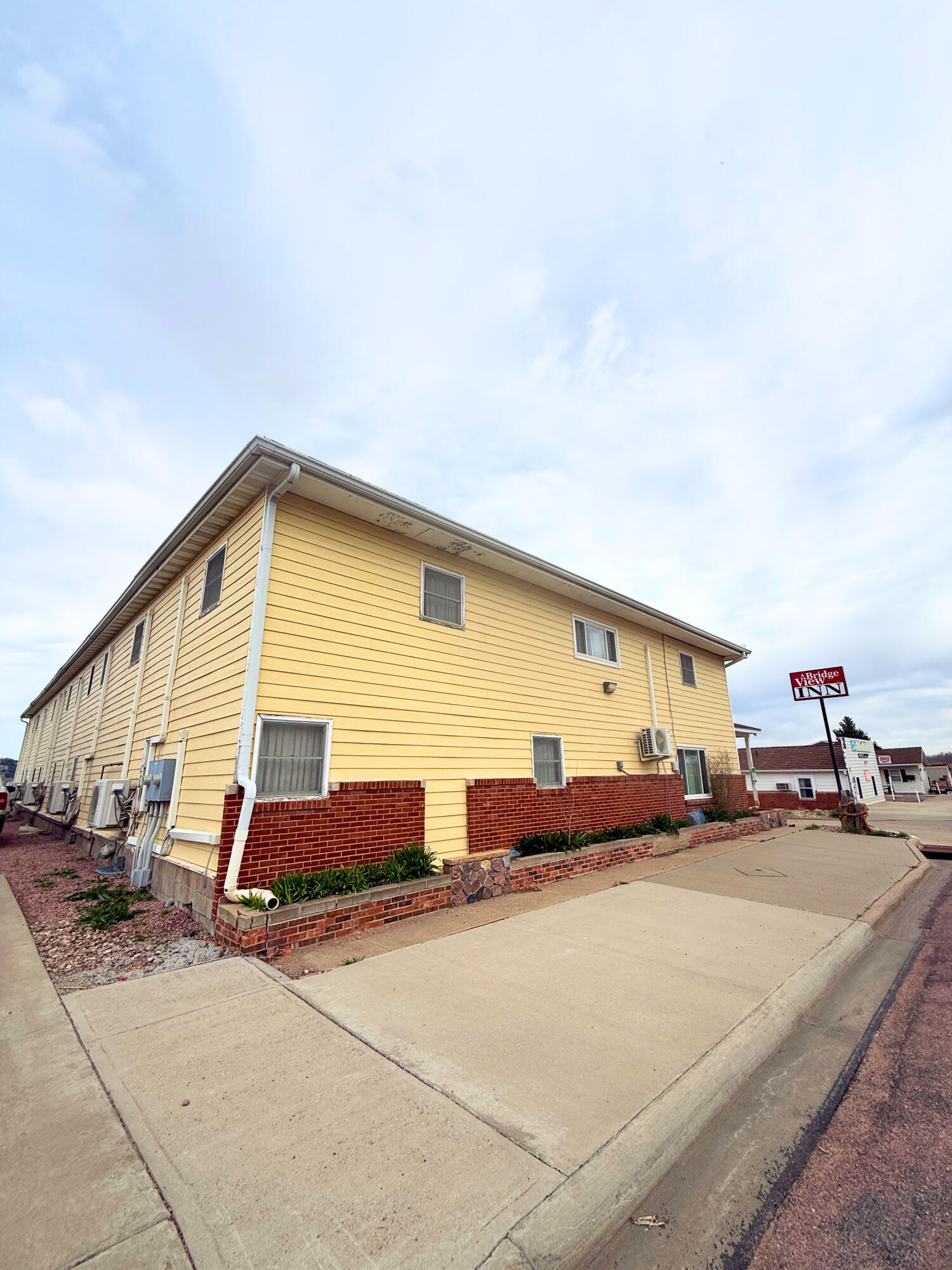 101 N River St
