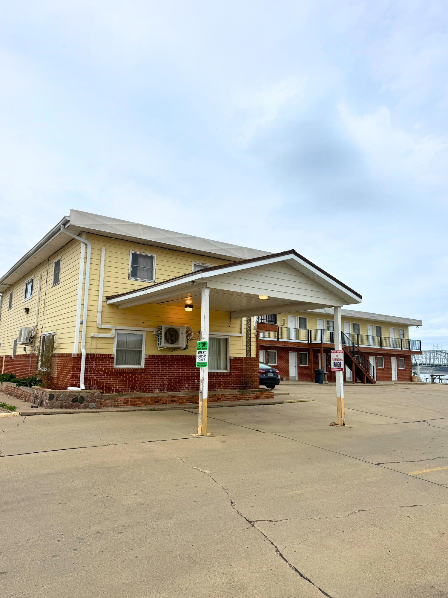 101 N River St