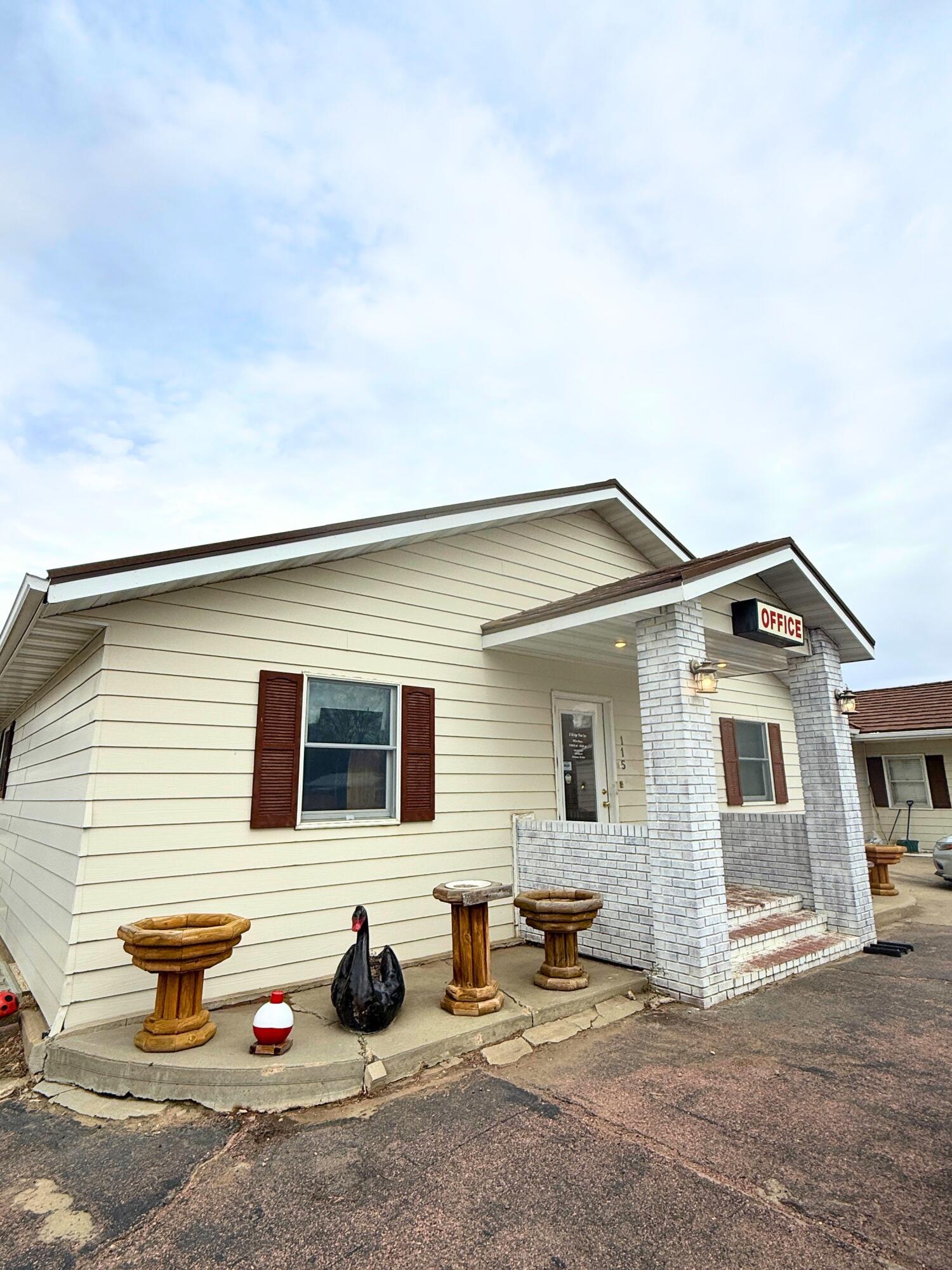 101 N River St