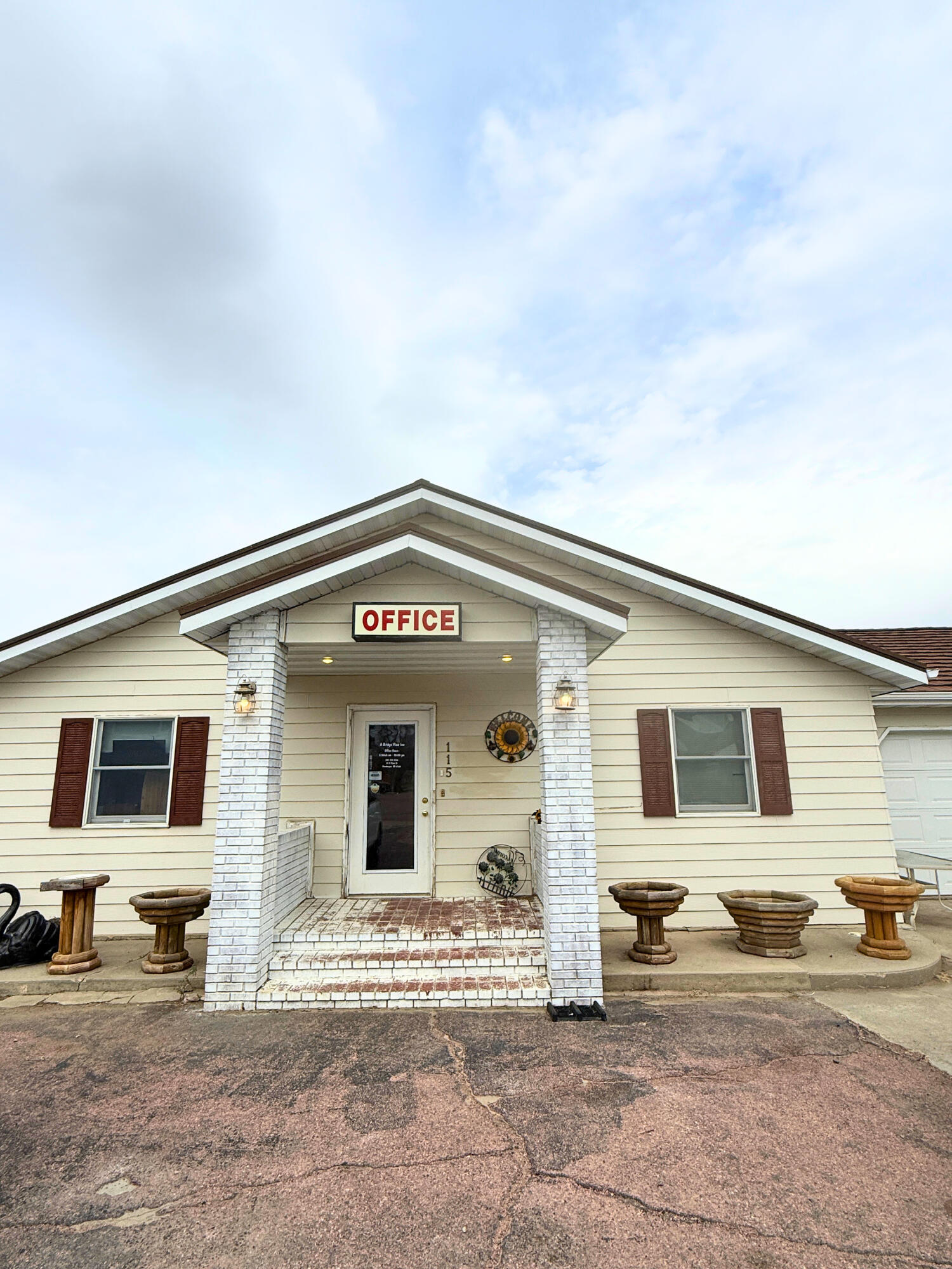 101 N River St