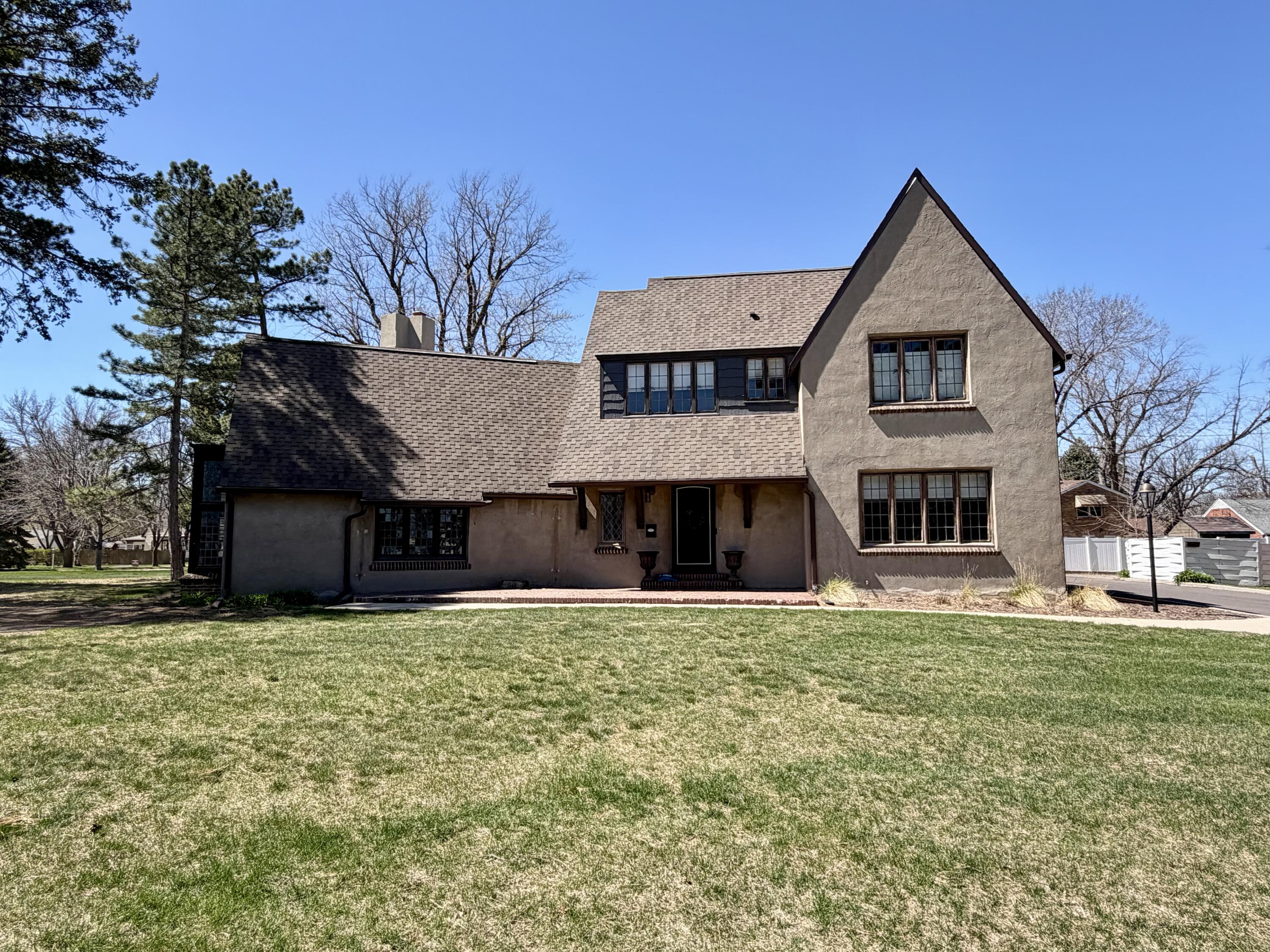 915 University Blvd