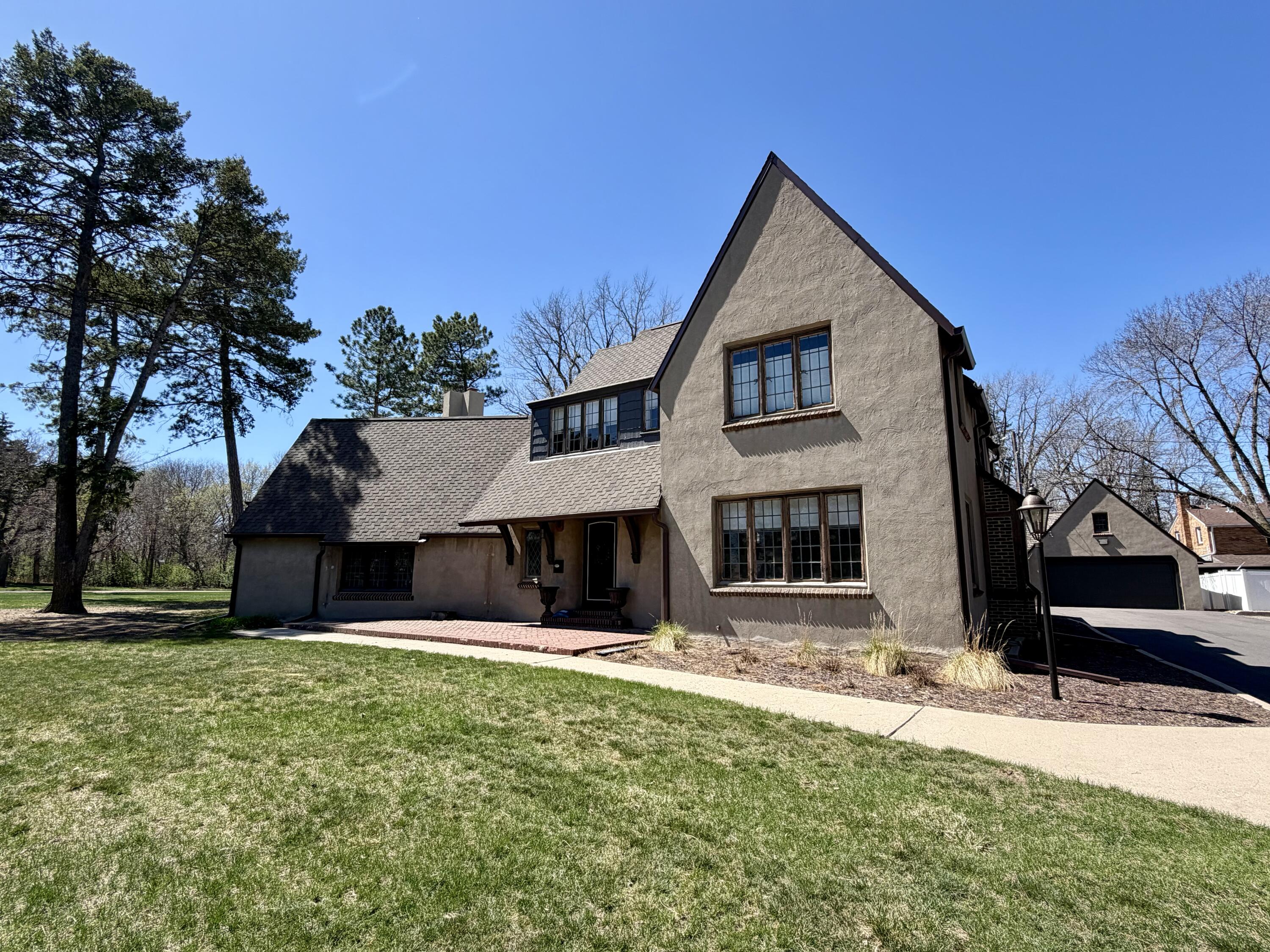 915 University Blvd